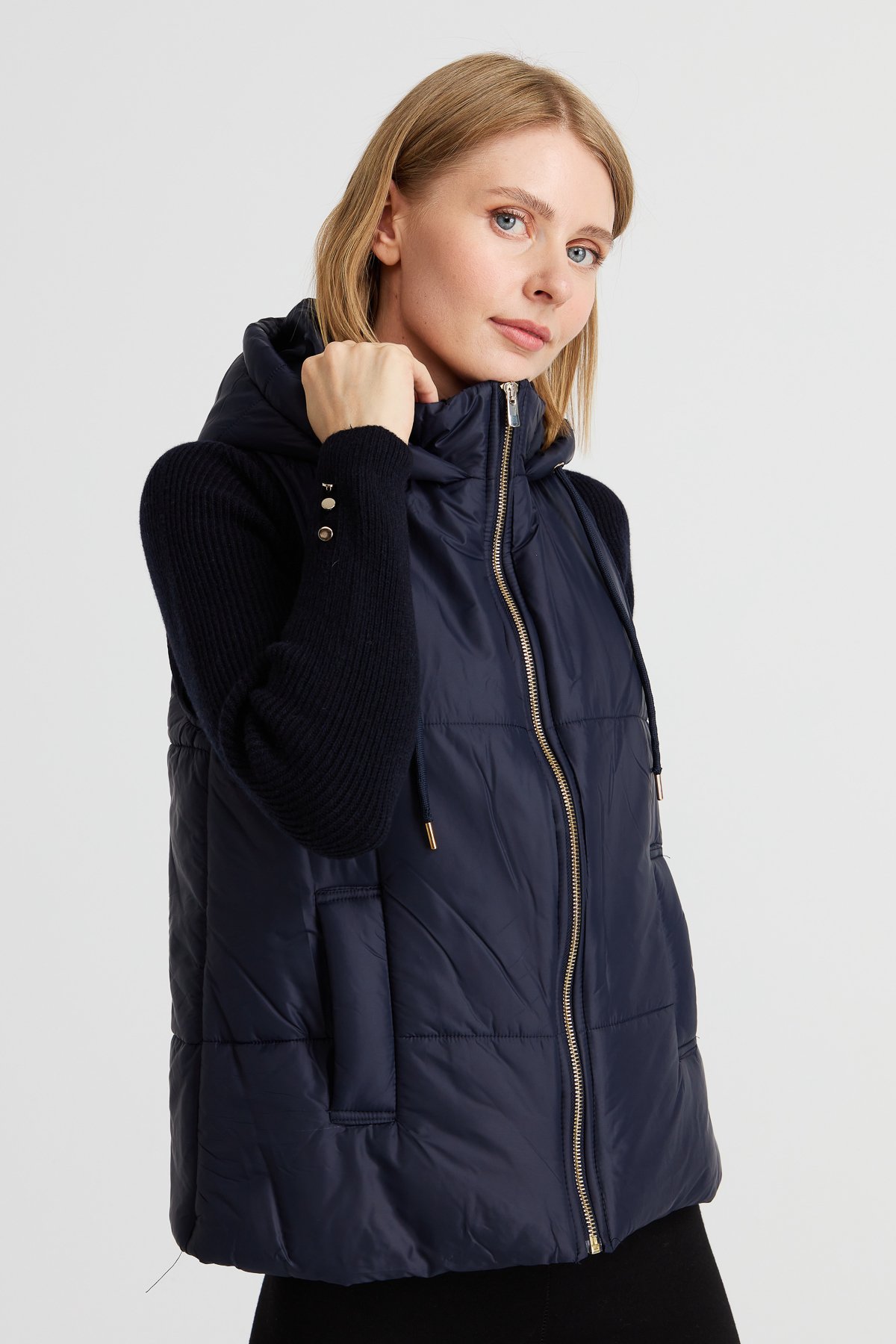 23409Kadın Kapüşonlu Kısa Kapitone Yelek Lacivert