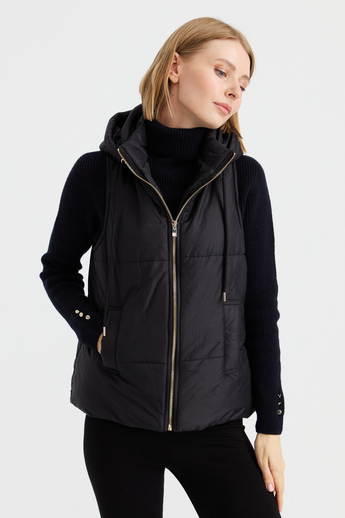 23409Kadın Kapüşonlu Kısa Kapitone Yelek Siyah