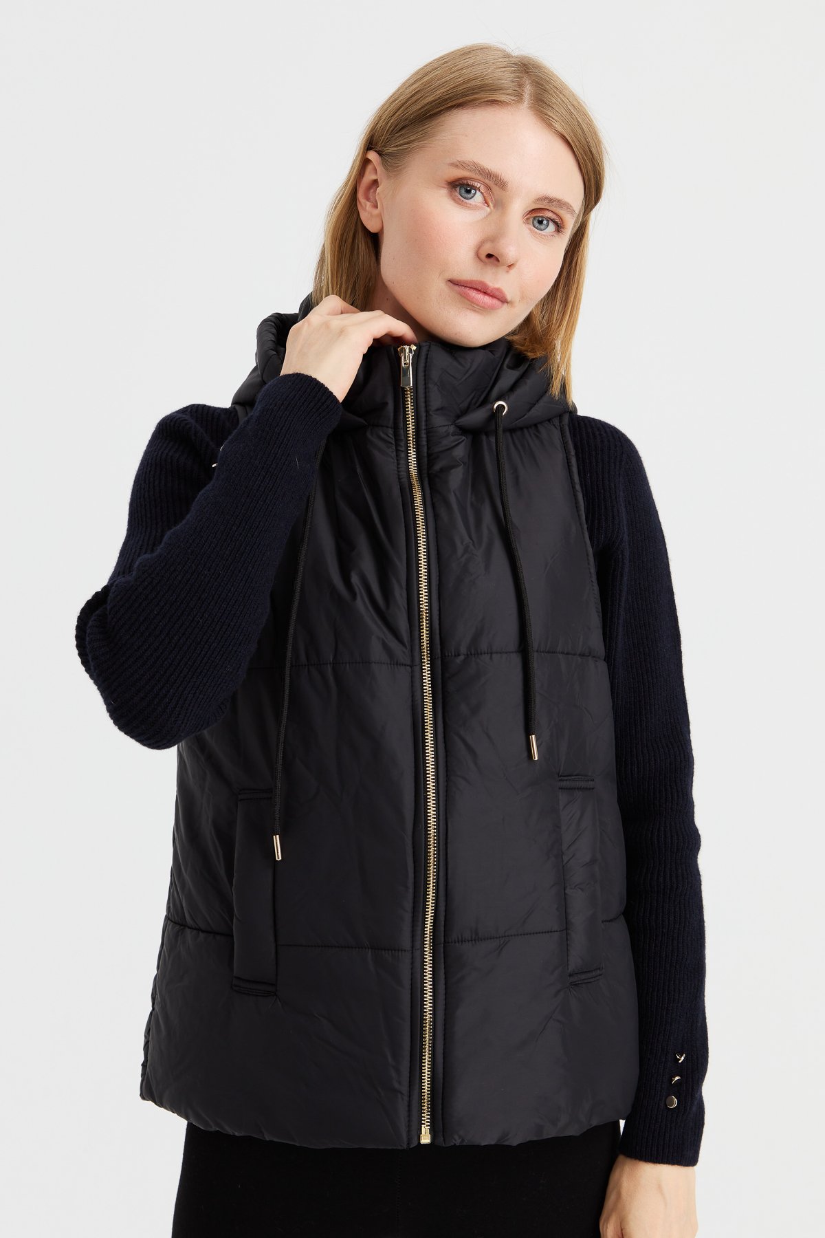 23409Kadın Kapüşonlu Kısa Kapitone Yelek Siyah