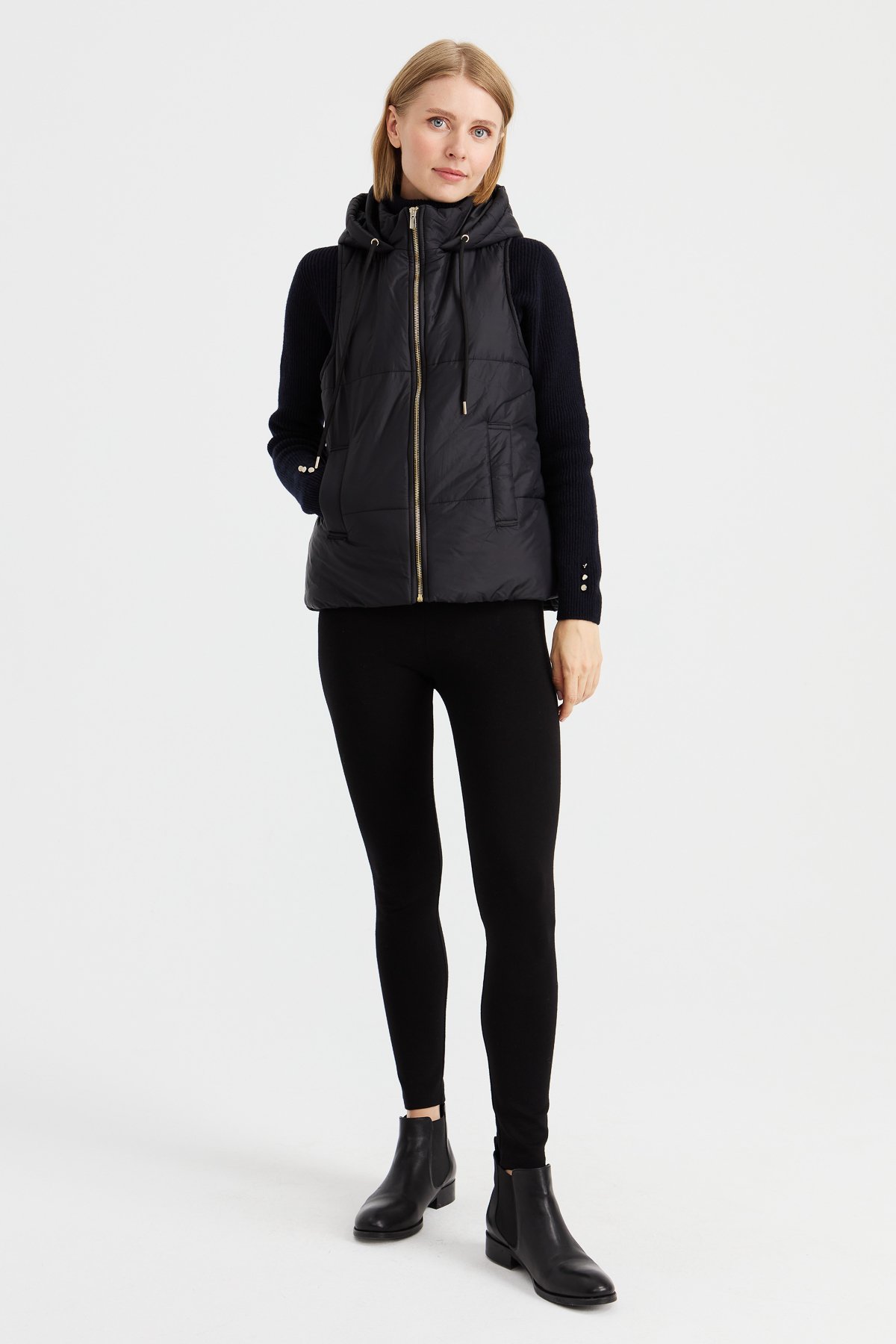 23409Kadın Kapüşonlu Kısa Kapitone Yelek Siyah