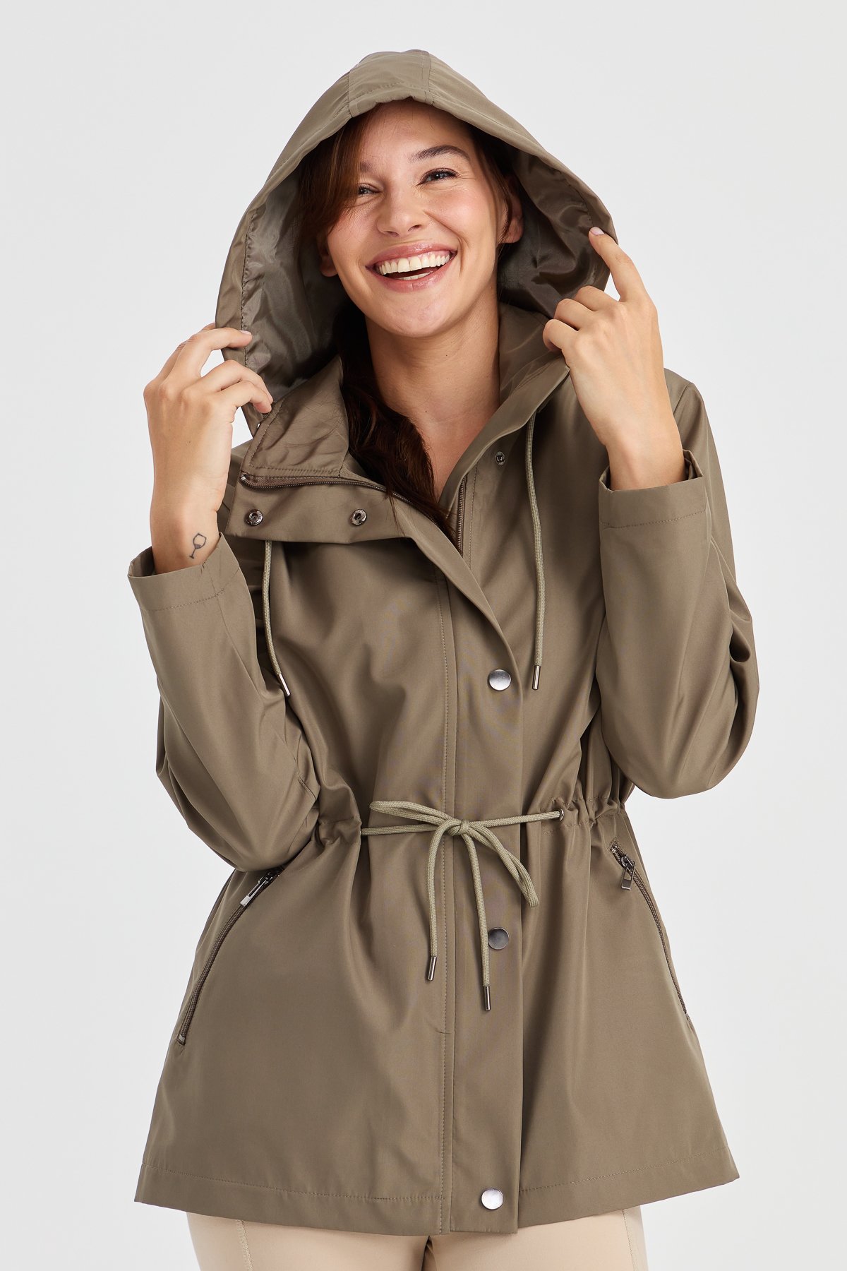 23407Kadın Kapüşonlu Kısa Trençkot Yeşil