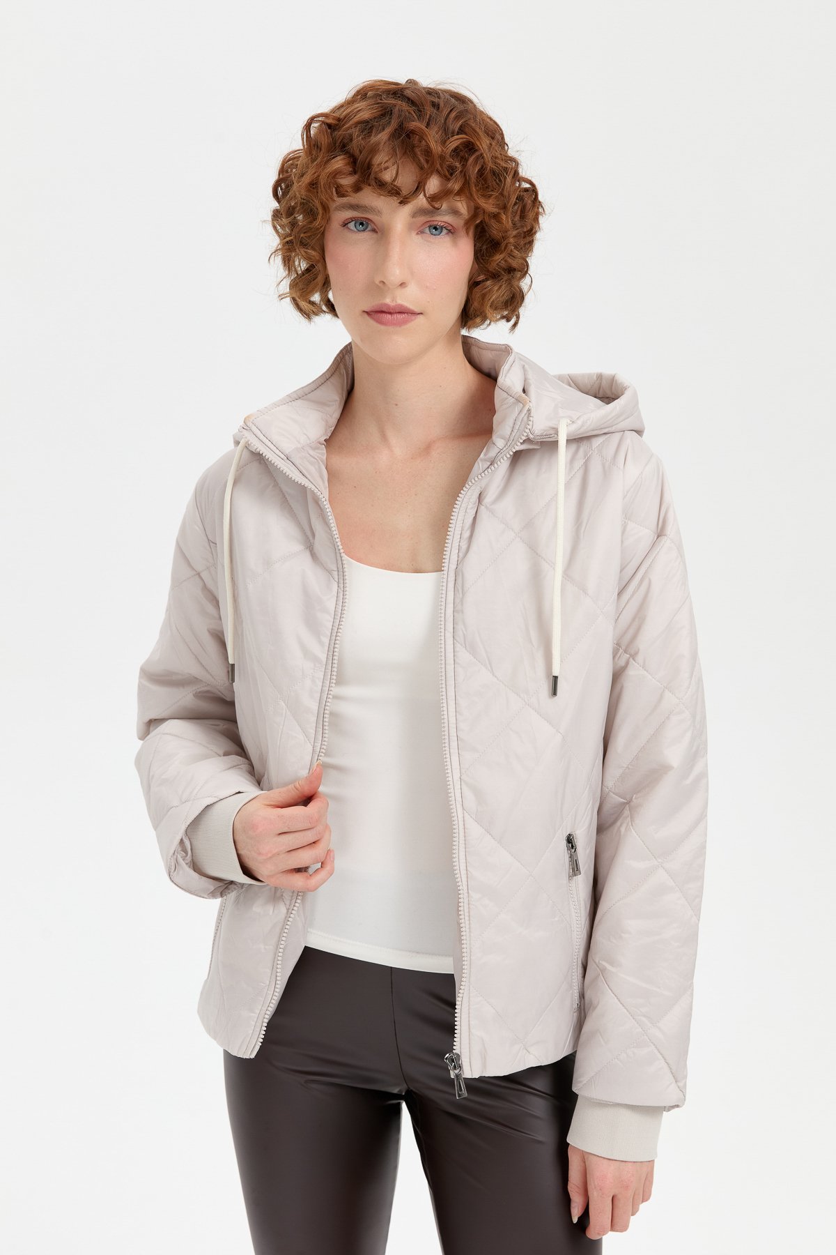 24418Kadın Kapüşonlu Kol Ucu Triko Kısa Kapitone Ceket Bej