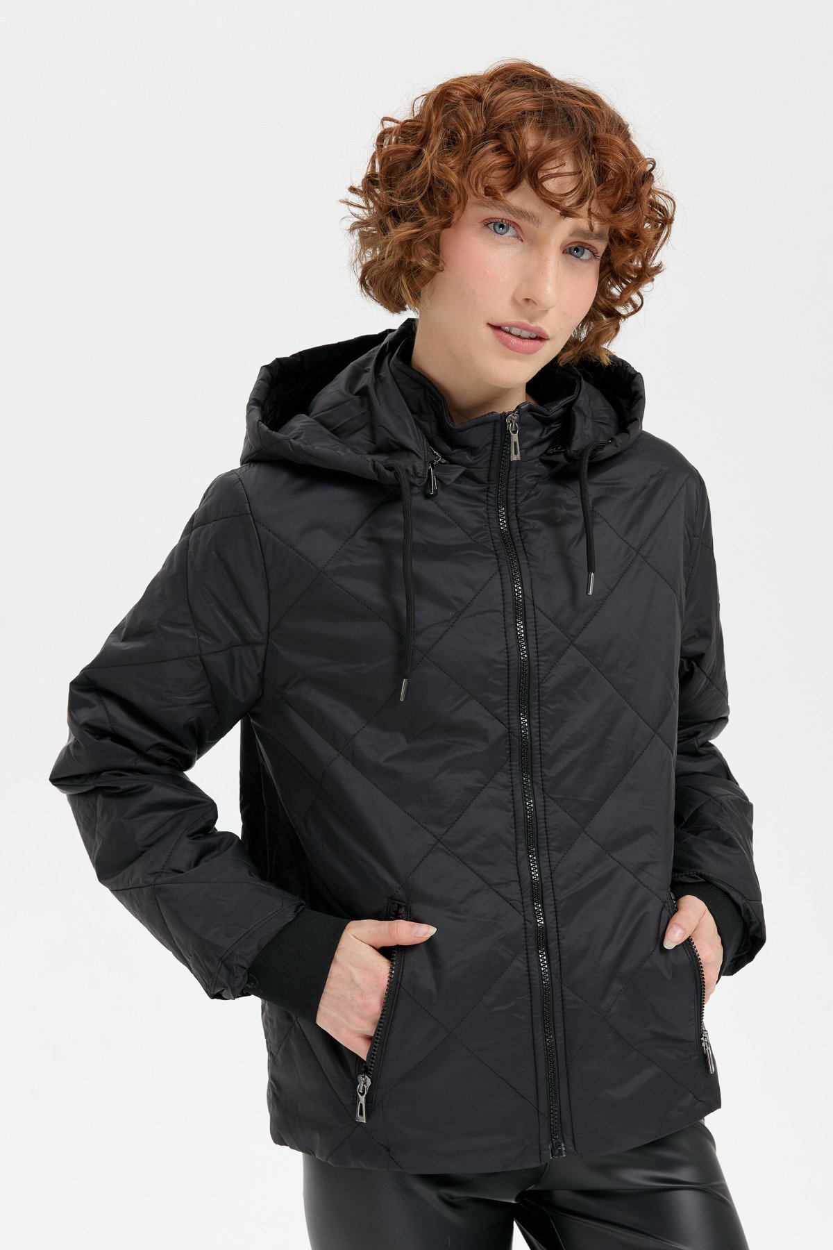 24418Kadın Kapüşonlu Kol Ucu Triko Kısa Kapitone Ceket Siyah