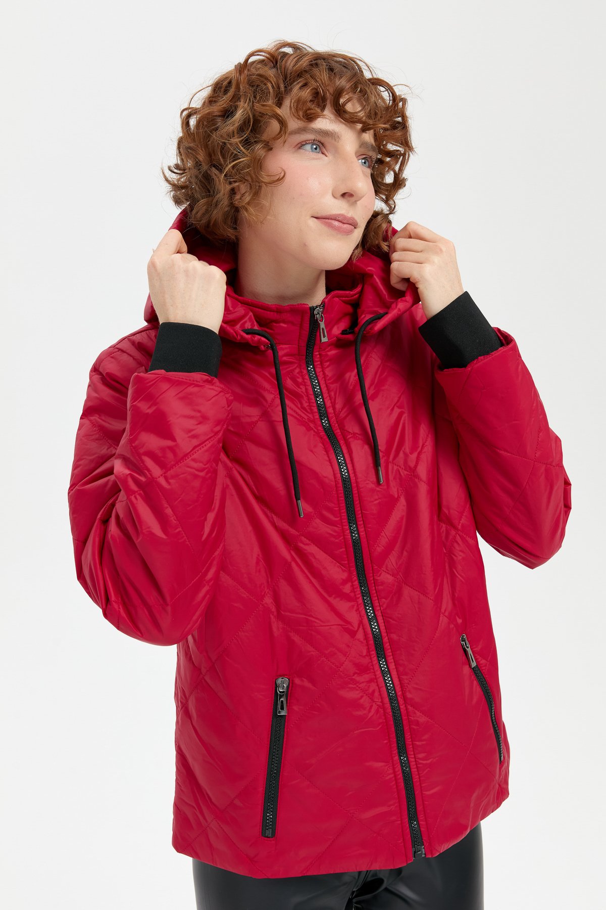 24418Kadın Kapüşonlu Kol Ucu Triko Kısa Kapitone Ceket Kırmızı