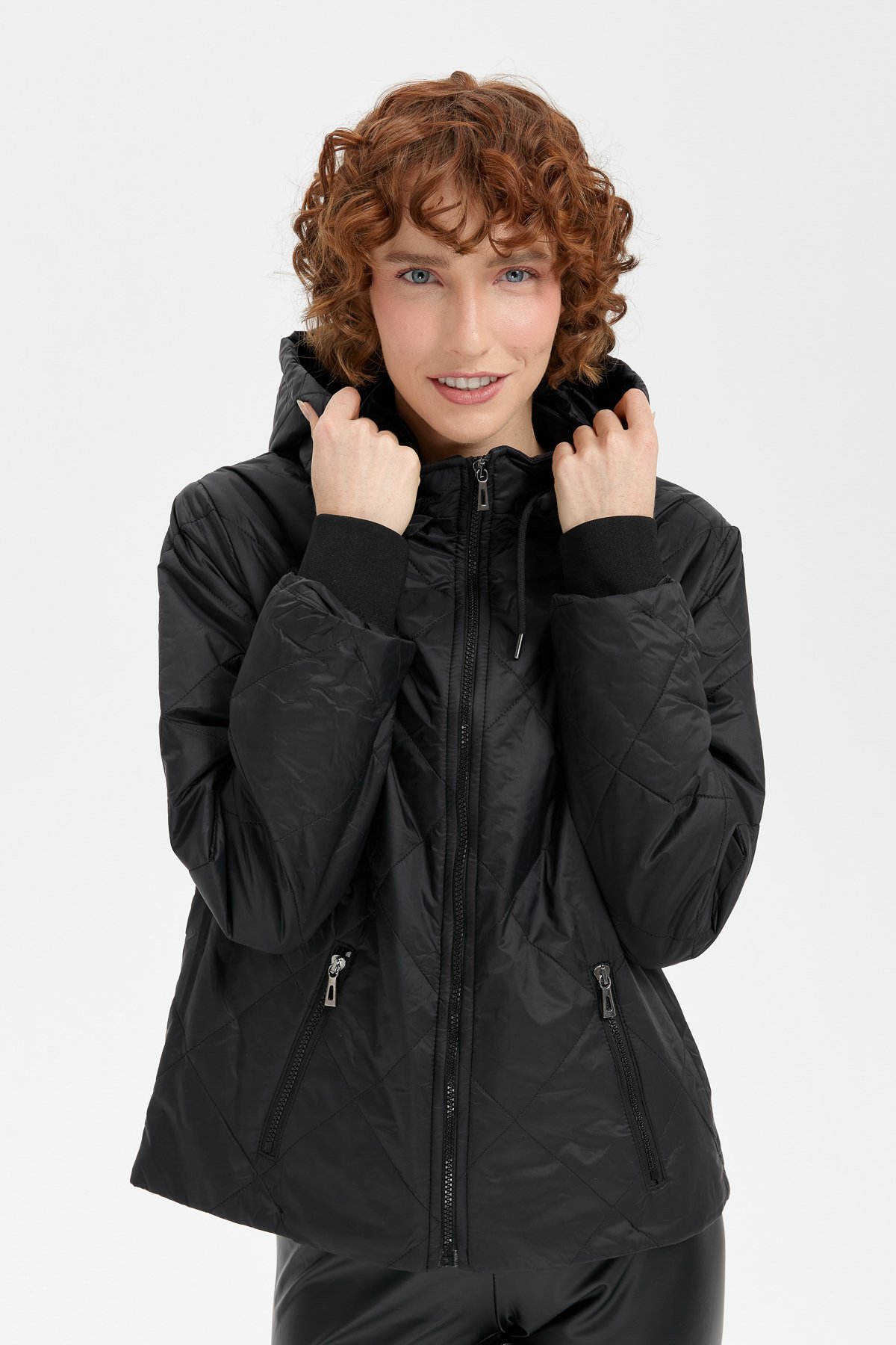 24418Kadın Kapüşonlu Kol Ucu Triko Kısa Kapitone Ceket Siyah