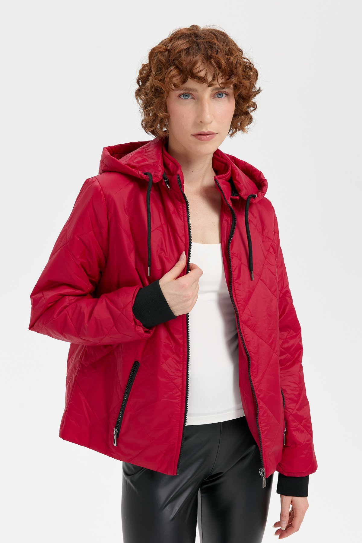 24418Kadın Kapüşonlu Kol Ucu Triko Kısa Kapitone Ceket Kırmızı