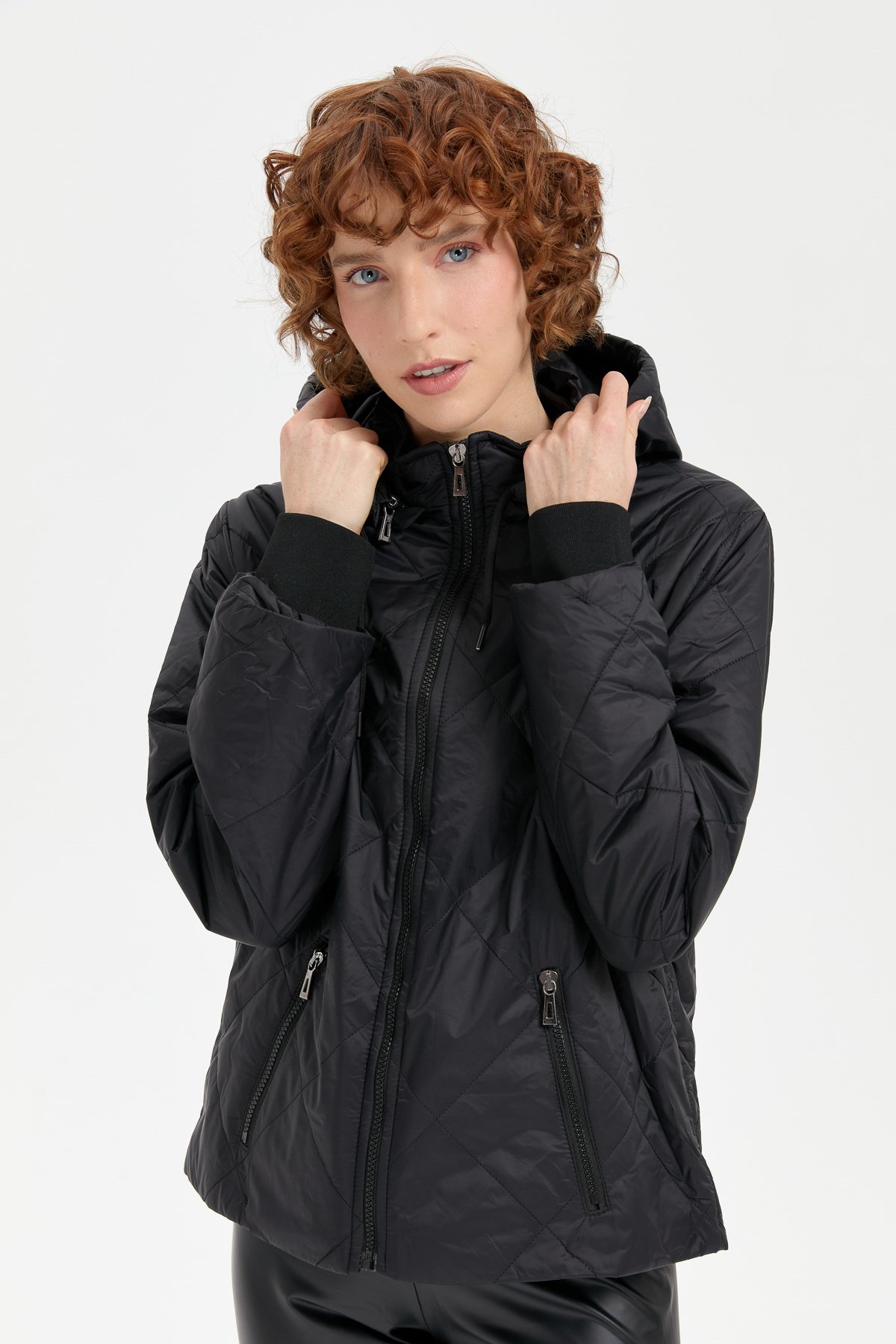 24418Kadın Kapüşonlu Kol Ucu Triko Kısa Kapitone Ceket Siyah