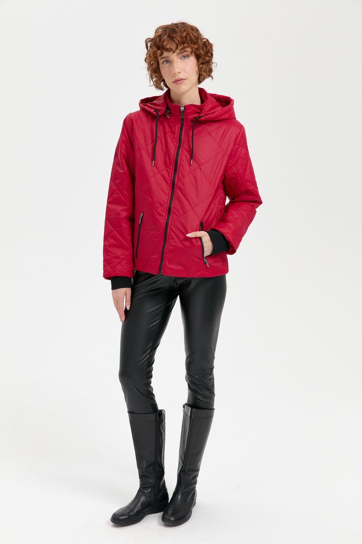 24418Kadın Kapüşonlu Kol Ucu Triko Kısa Kapitone Ceket Kırmızı