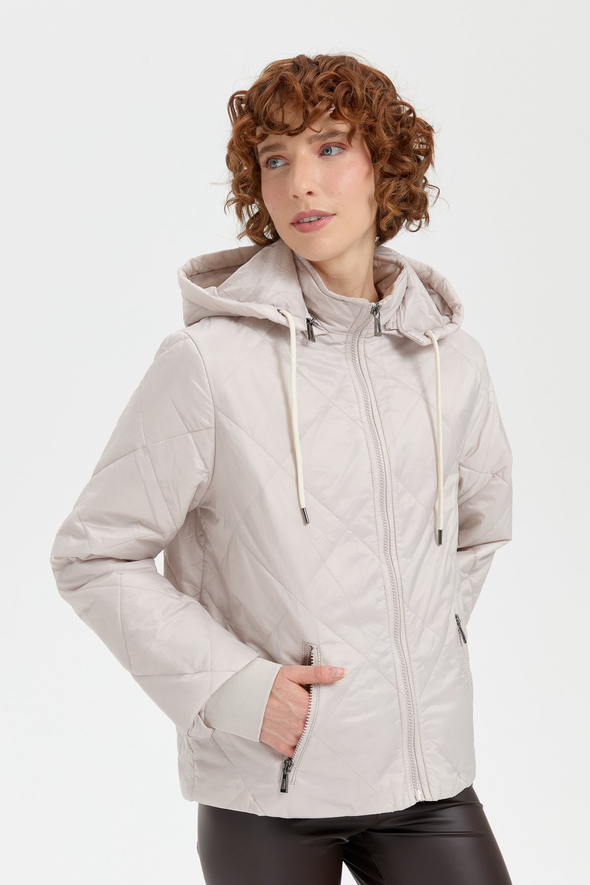 24418Kadın Kapüşonlu Kol Ucu Triko Kısa Kapitone Ceket Bej