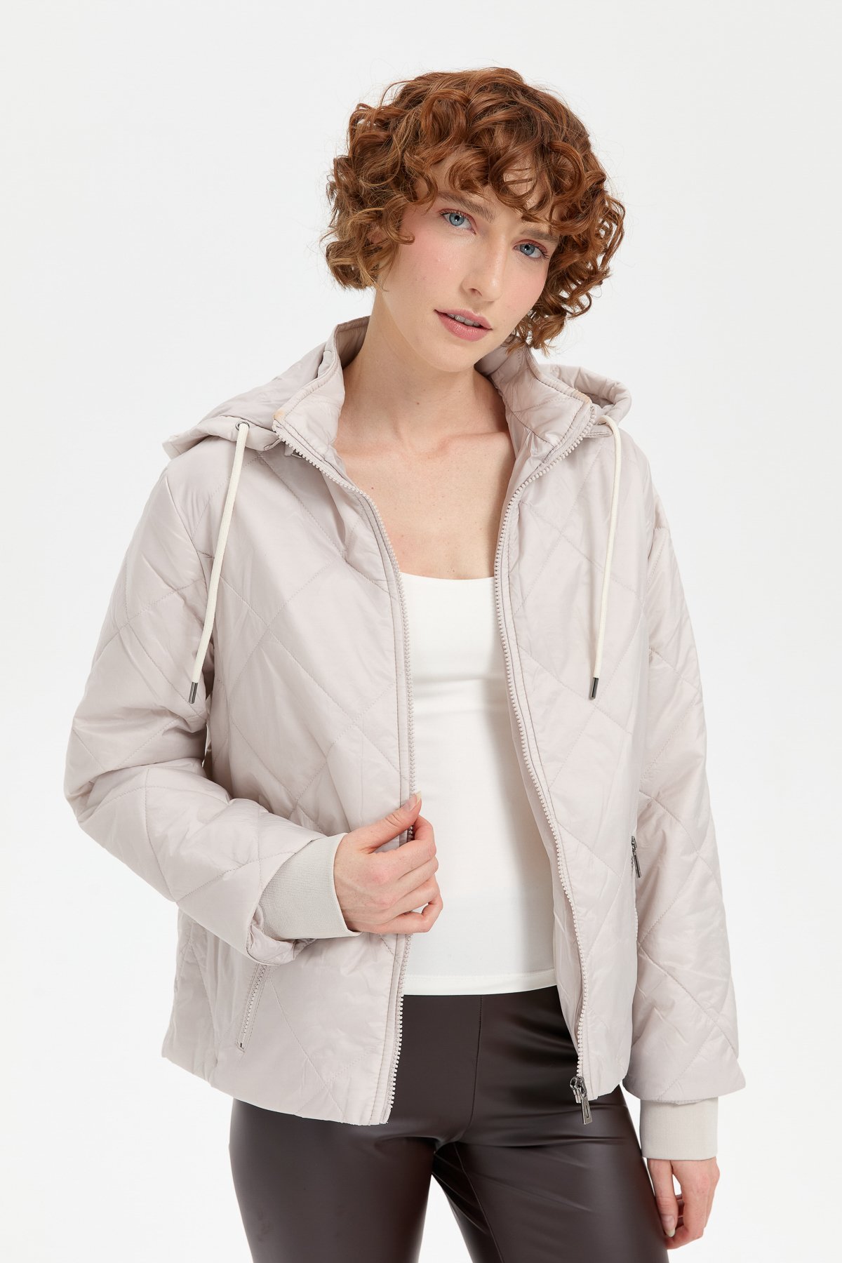 24418Kadın Kapüşonlu Kol Ucu Triko Kısa Kapitone Ceket Bej