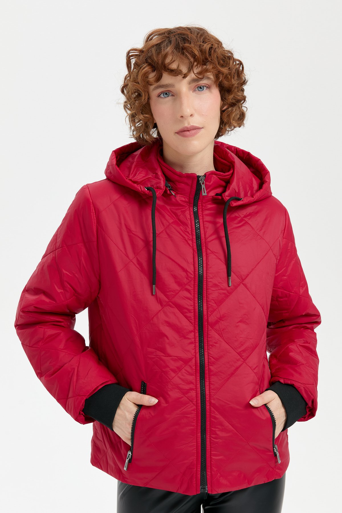 24418Kadın Kapüşonlu Kol Ucu Triko Kısa Kapitone Ceket Kırmızı