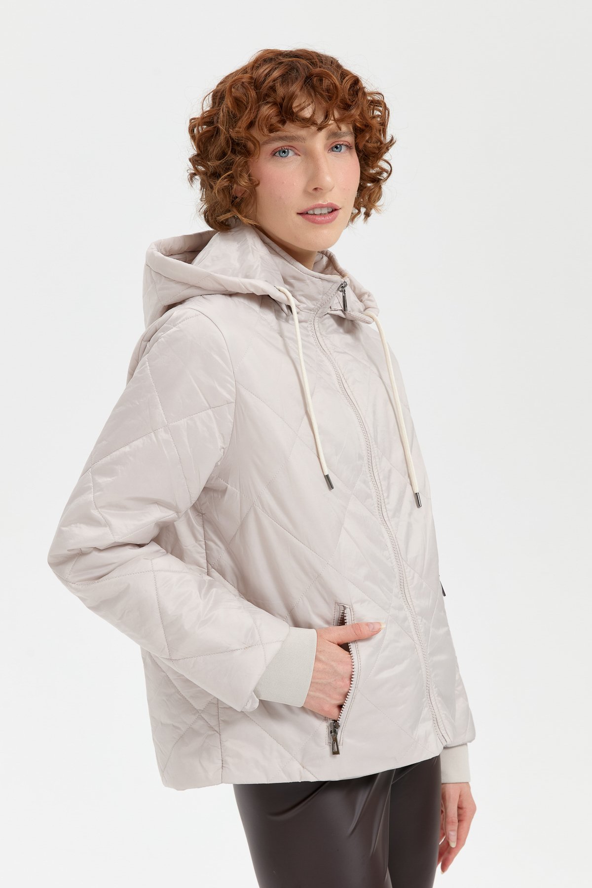 24418Kadın Kapüşonlu Kol Ucu Triko Kısa Kapitone Ceket Bej