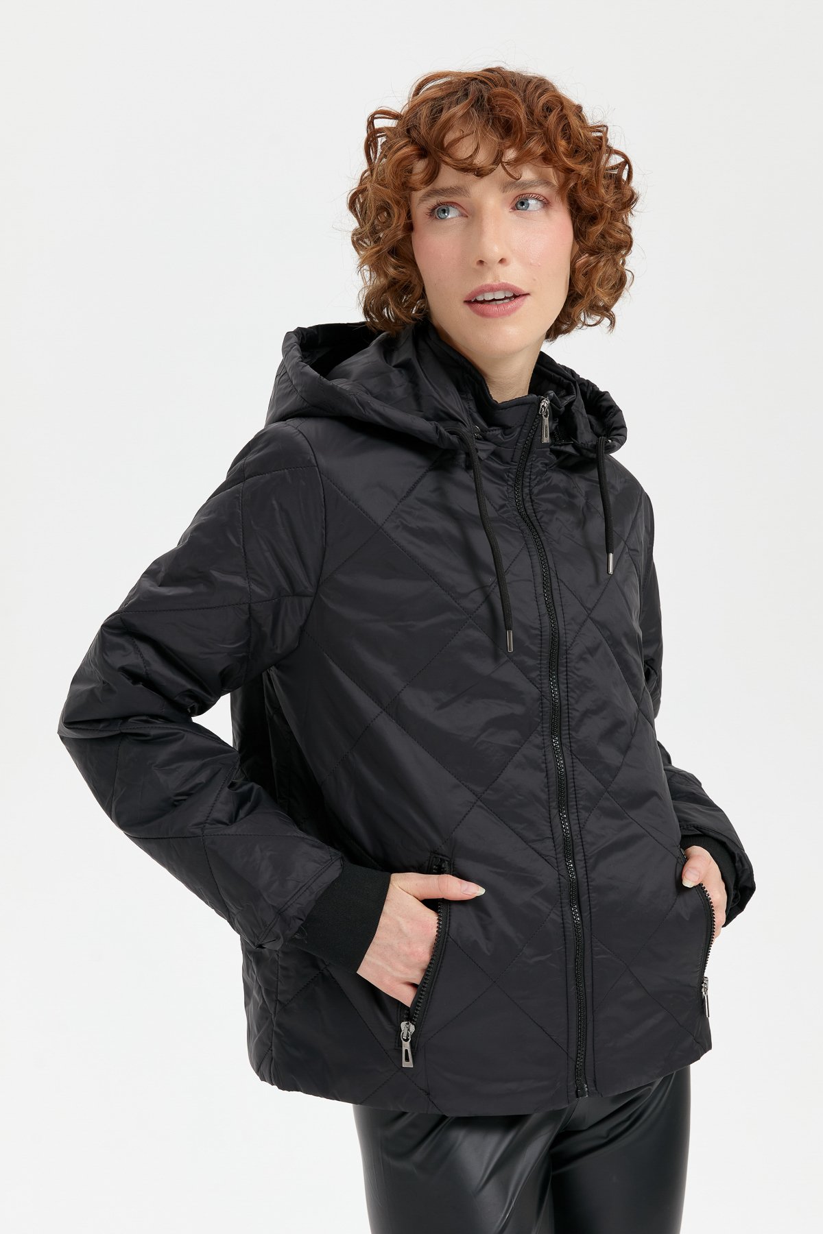 24418Kadın Kapüşonlu Kol Ucu Triko Kısa Kapitone Ceket Siyah