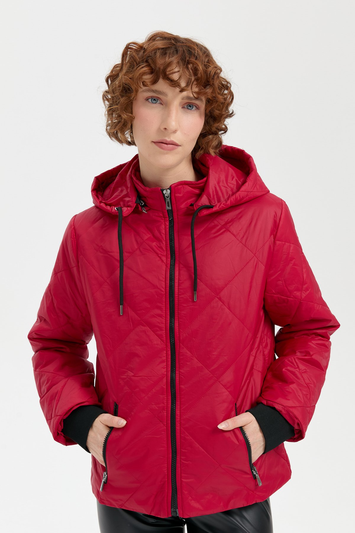 24418Kadın Kapüşonlu Kol Ucu Triko Kısa Kapitone Ceket Kırmızı