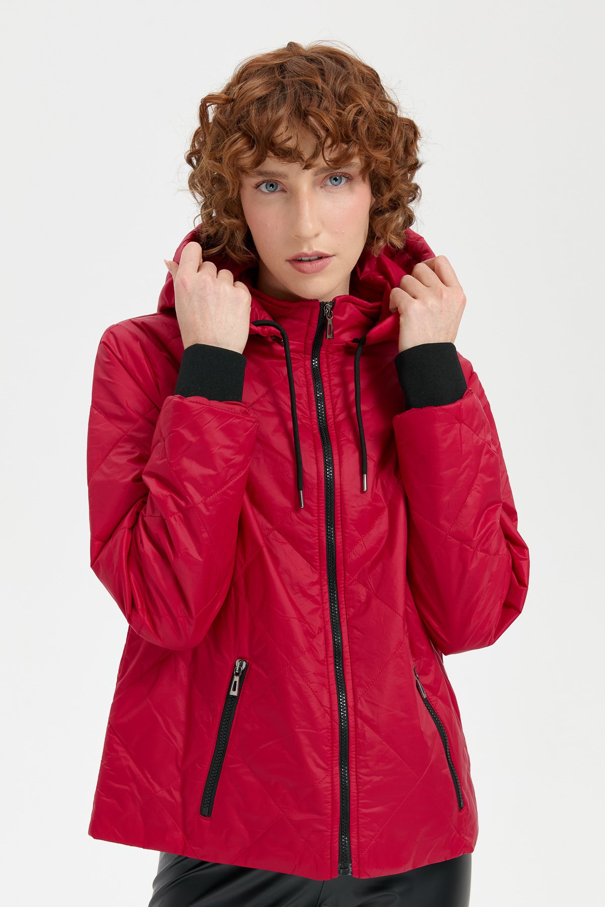 24418Kadın Kapüşonlu Kol Ucu Triko Kısa Kapitone Ceket Kırmızı