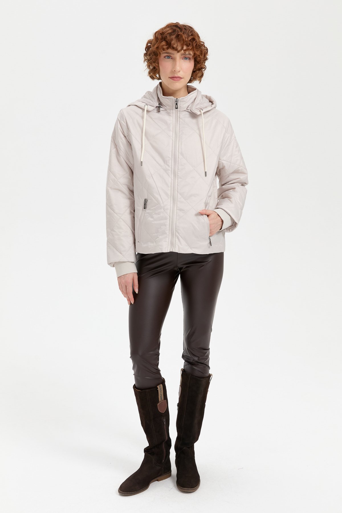 24418Kadın Kapüşonlu Kol Ucu Triko Kısa Kapitone Ceket Bej