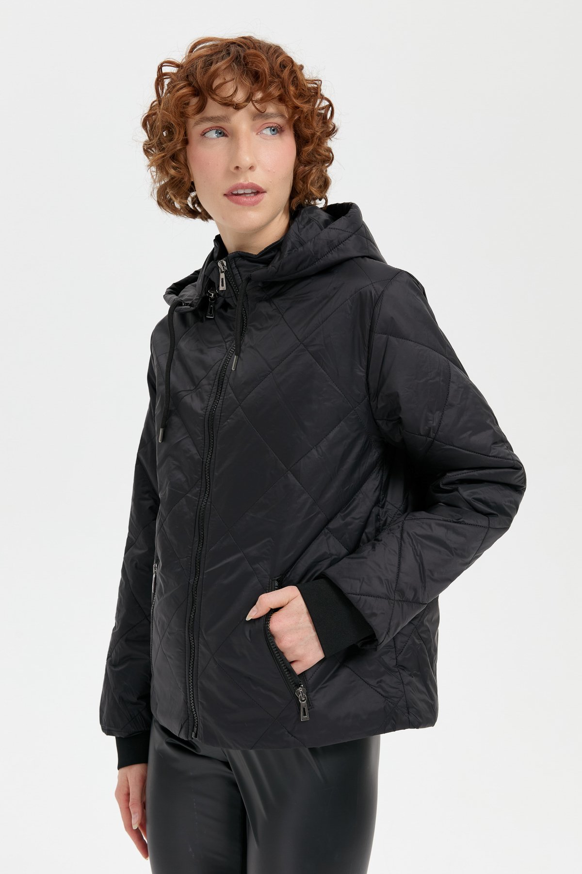 24418Kadın Kapüşonlu Kol Ucu Triko Kısa Kapitone Ceket Siyah