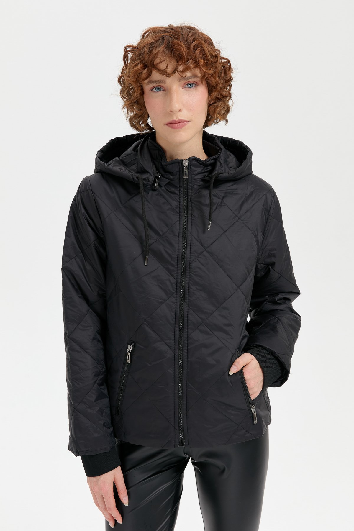 24418Kadın Kapüşonlu Kol Ucu Triko Kısa Kapitone Ceket Siyah