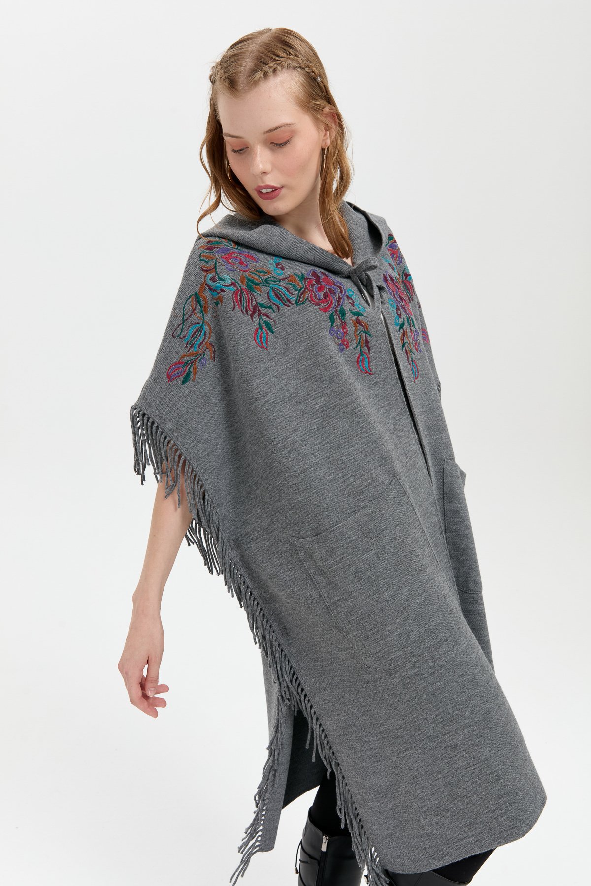 24061Kadın Kapüşonlu Nakış İşlemeli Yanı Püsküllü Panço Füme