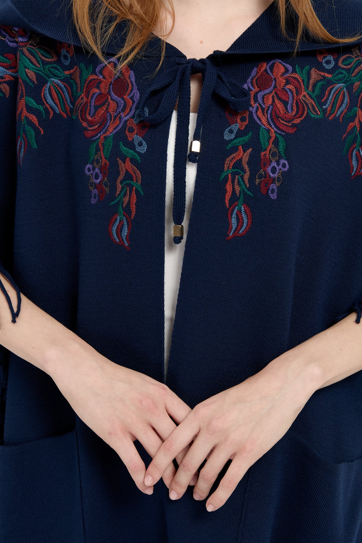 24061Kadın Kapüşonlu Nakış İşlemeli Yanı Püsküllü Panço Lacivert