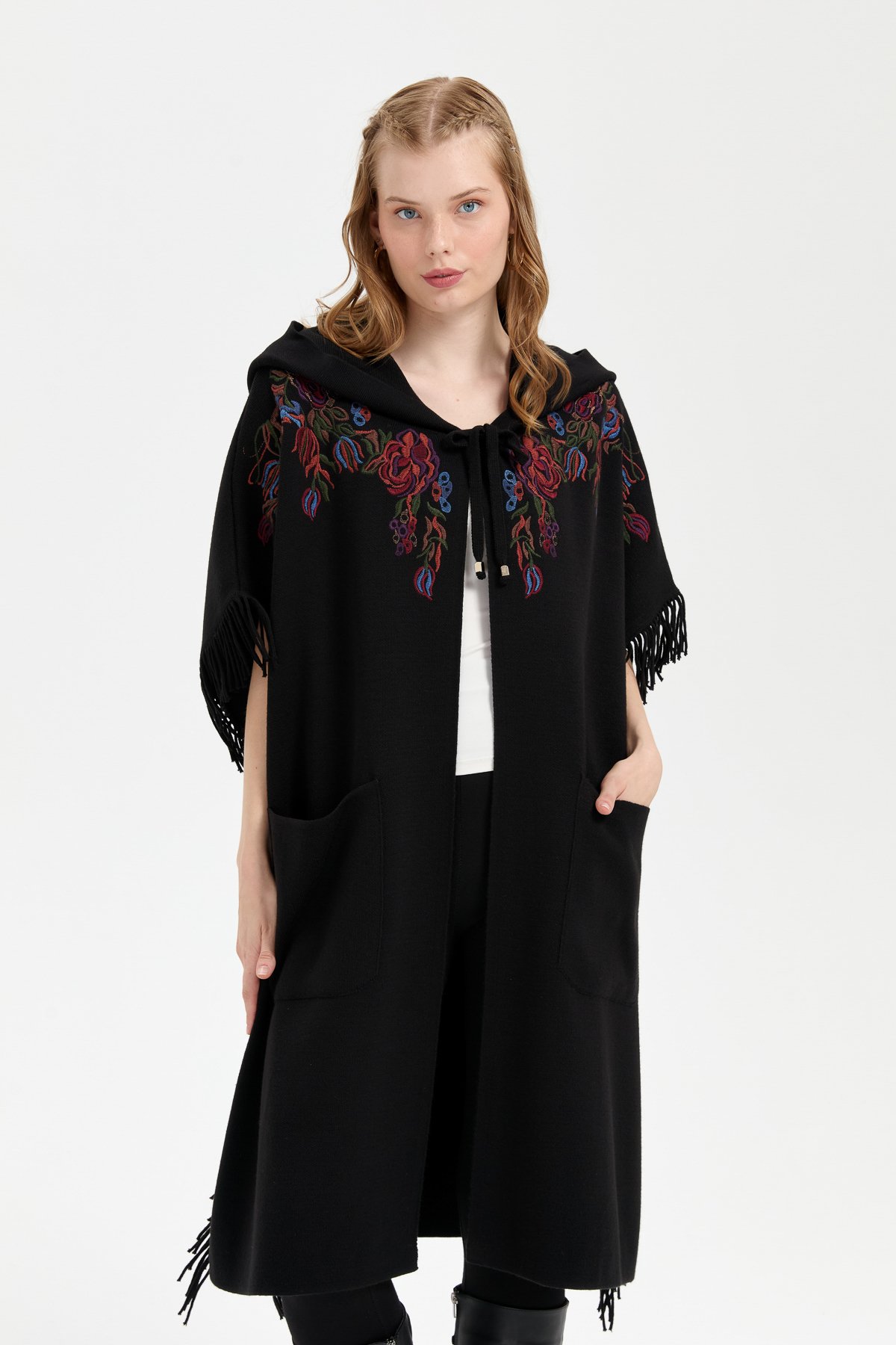 24061Kadın Kapüşonlu Nakış İşlemeli Yanı Püsküllü Panço Siyah