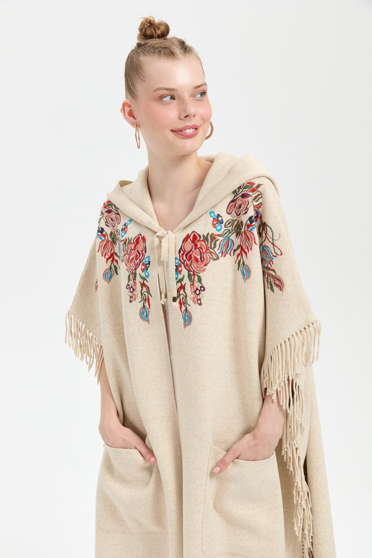 24061Kadın Kapüşonlu Nakış İşlemeli Yanı Püsküllü Panço T.Melanj