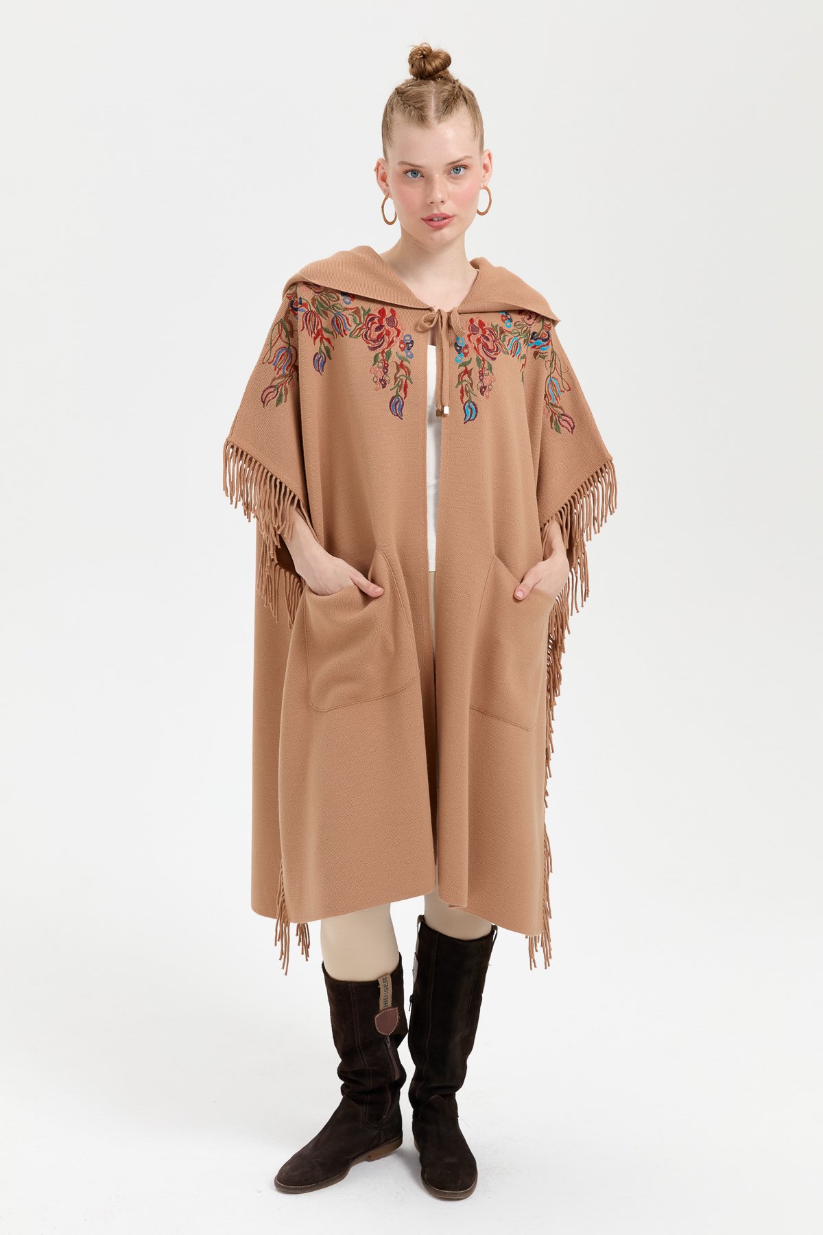 24061Kadın Kapüşonlu Nakış İşlemeli Yanı Püsküllü Panço Biscuit