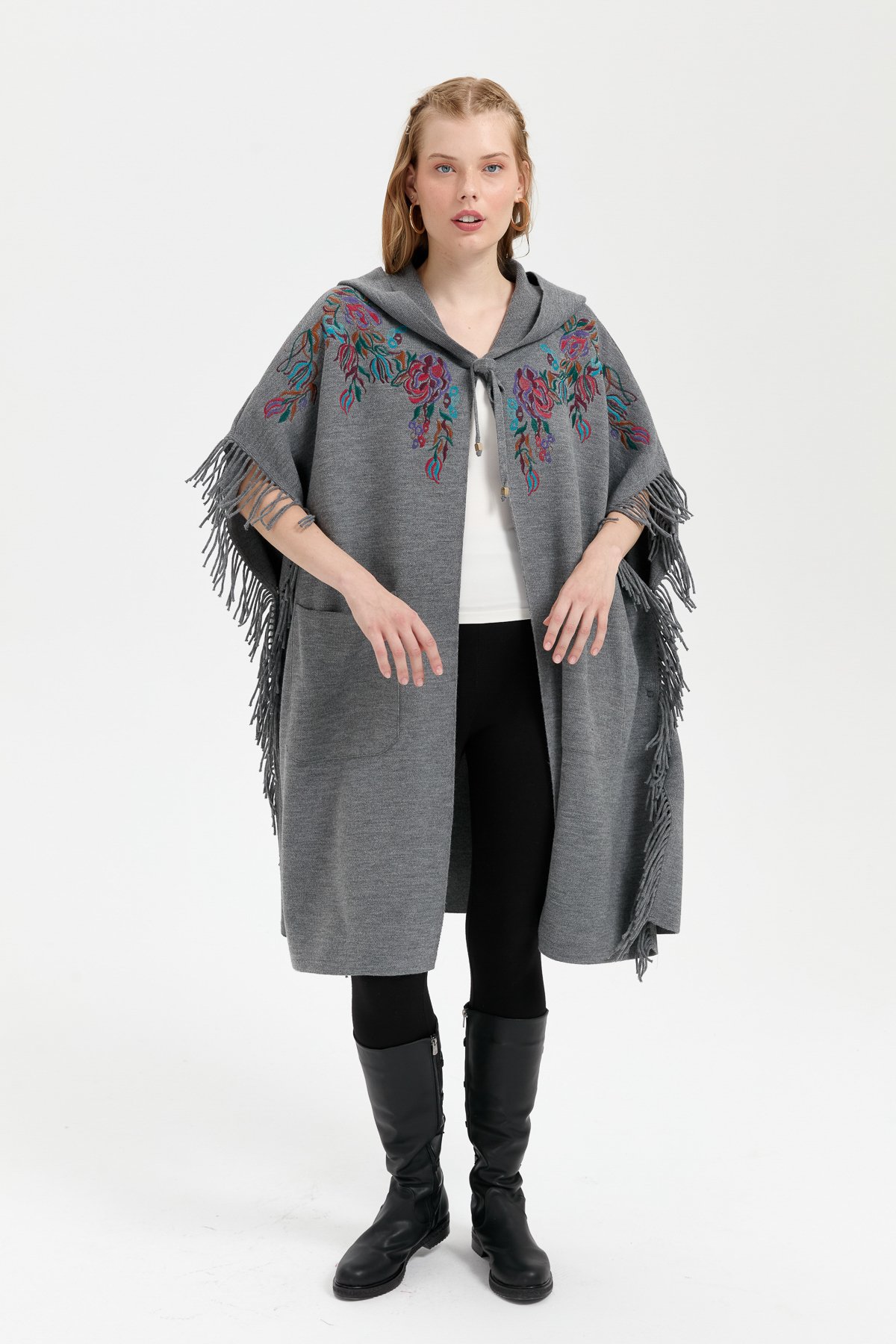 24061Kadın Kapüşonlu Nakış İşlemeli Yanı Püsküllü Panço Füme