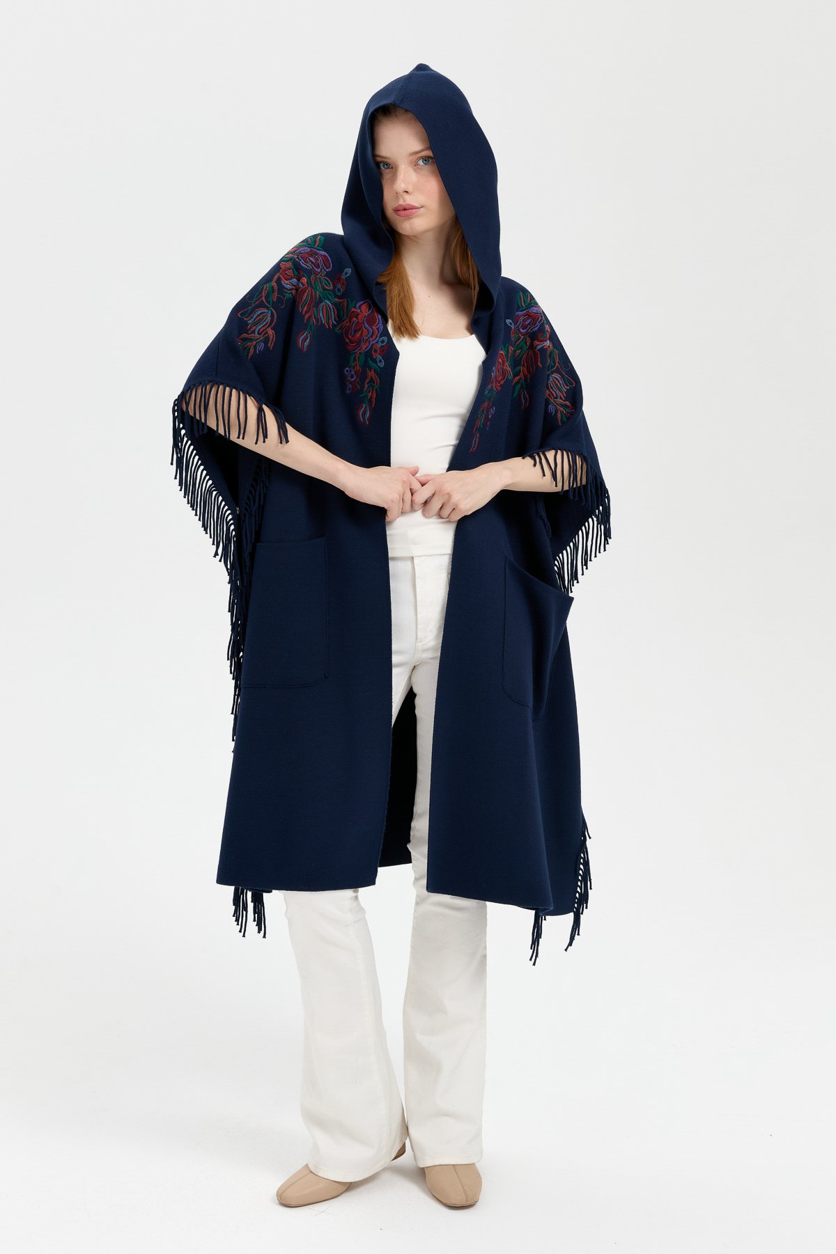 24061Kadın Kapüşonlu Nakış İşlemeli Yanı Püsküllü Panço Lacivert