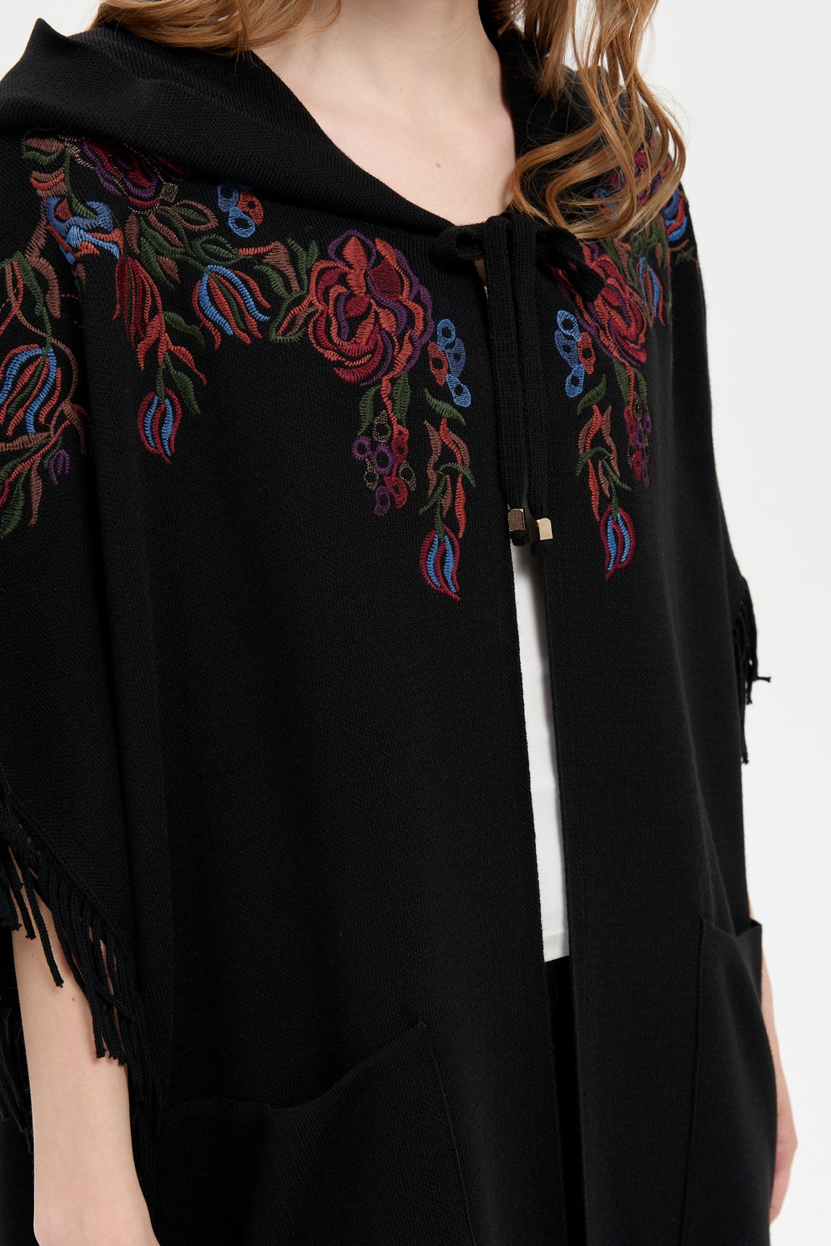 24061Kadın Kapüşonlu Nakış İşlemeli Yanı Püsküllü Panço Siyah