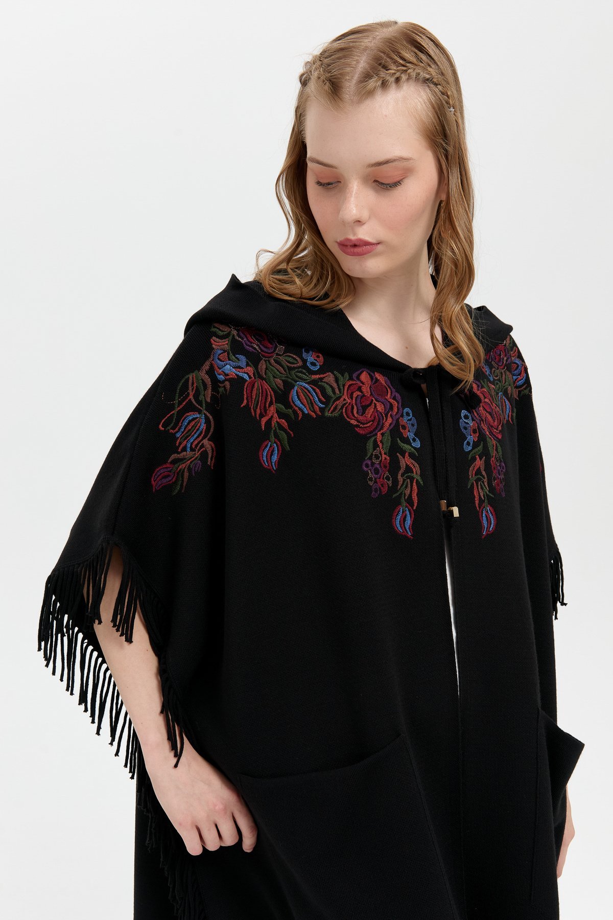 24061Kadın Kapüşonlu Nakış İşlemeli Yanı Püsküllü Panço Siyah