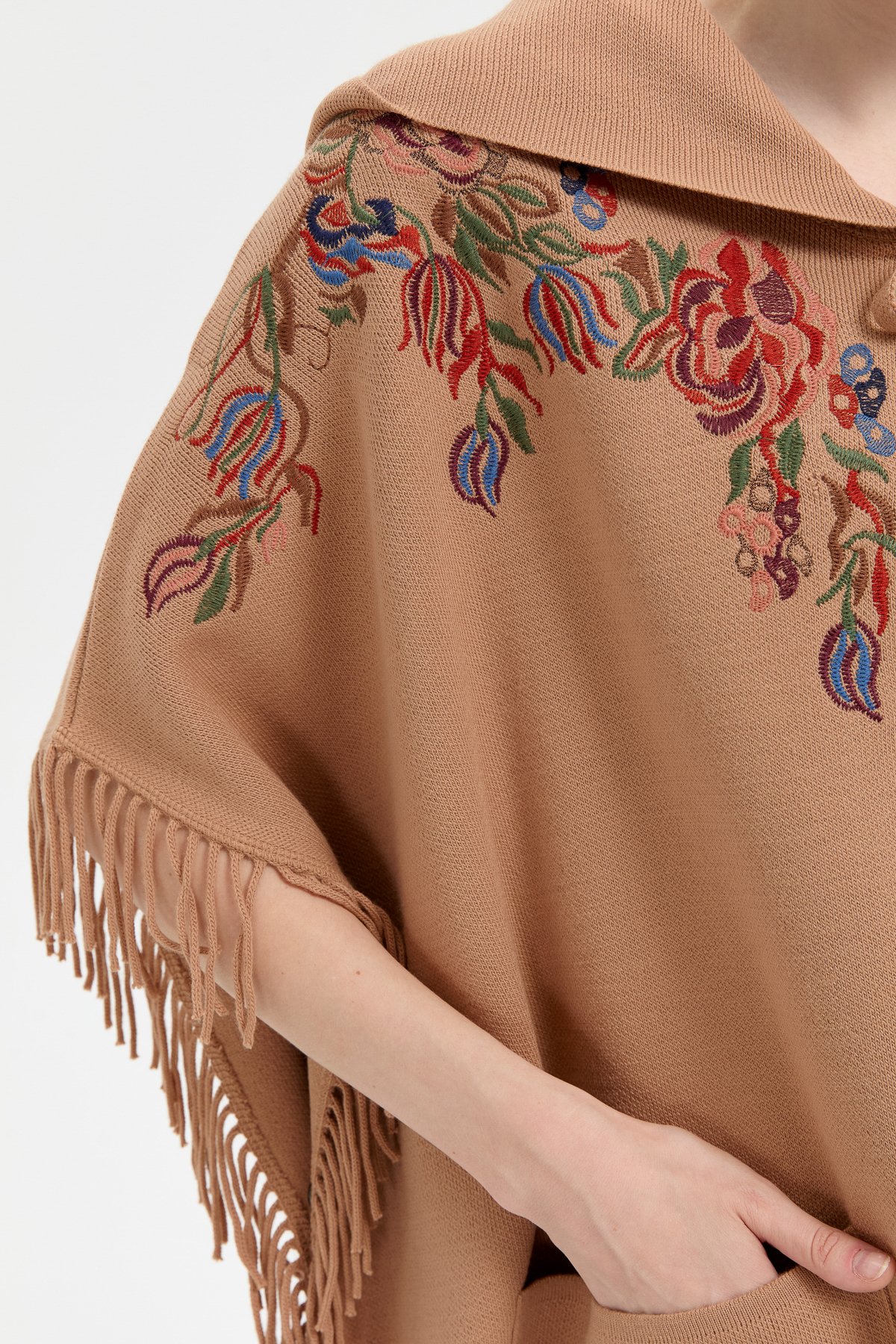 24061Kadın Kapüşonlu Nakış İşlemeli Yanı Püsküllü Panço Biscuit