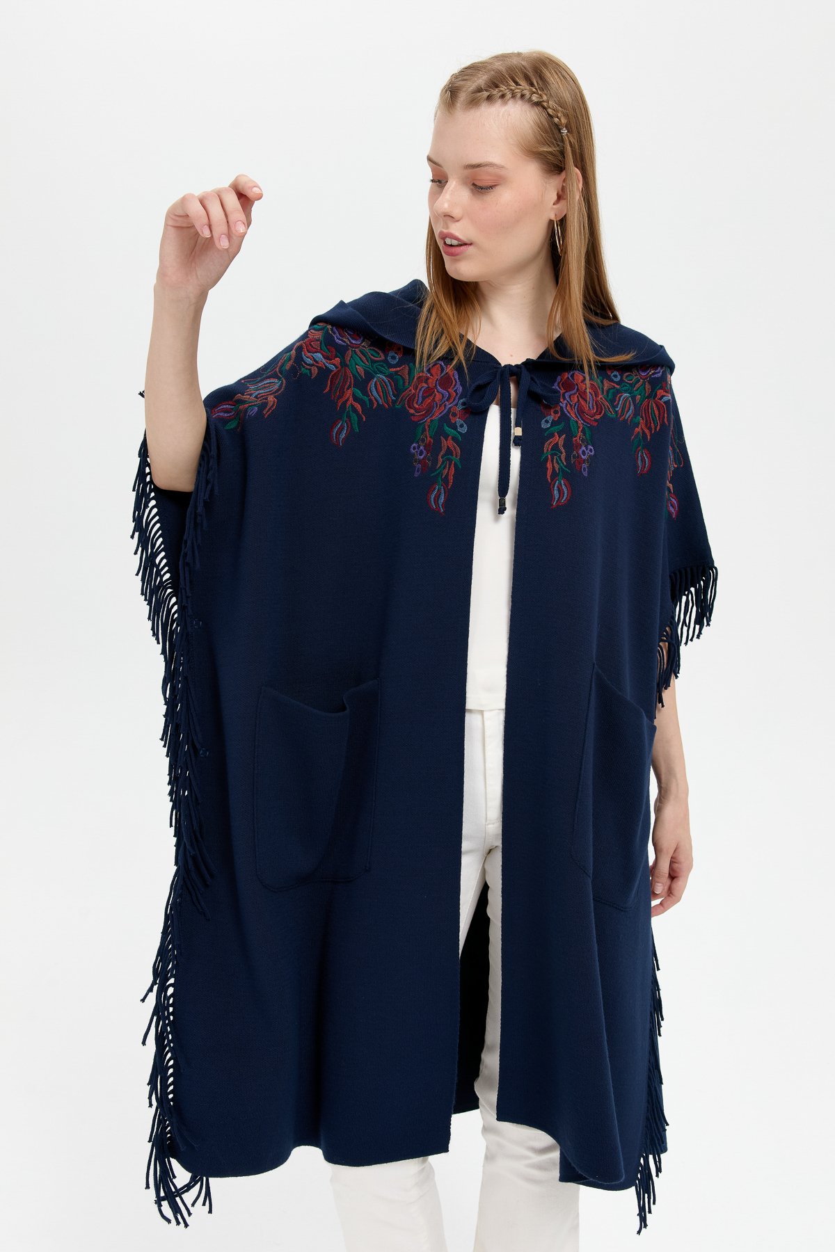 24061Kadın Kapüşonlu Nakış İşlemeli Yanı Püsküllü Panço Lacivert
