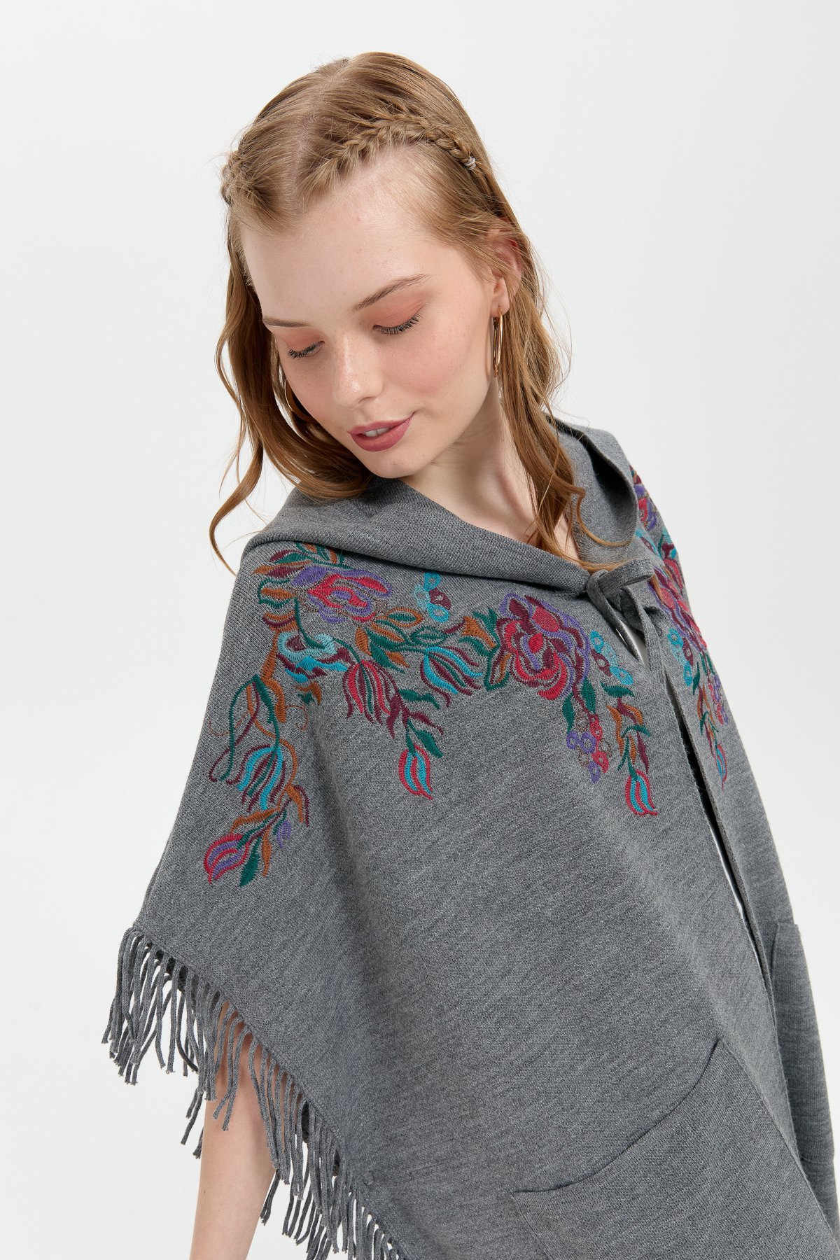 24061Kadın Kapüşonlu Nakış İşlemeli Yanı Püsküllü Panço Füme