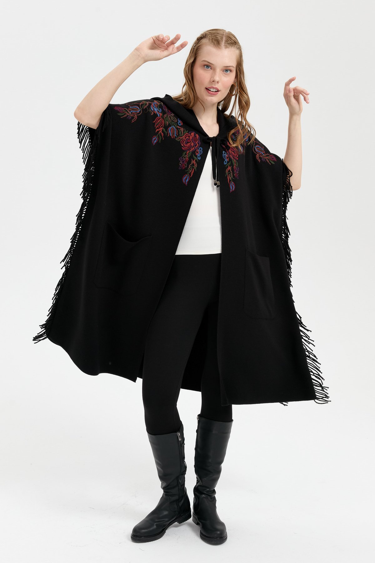 24061Kadın Kapüşonlu Nakış İşlemeli Yanı Püsküllü Panço Siyah