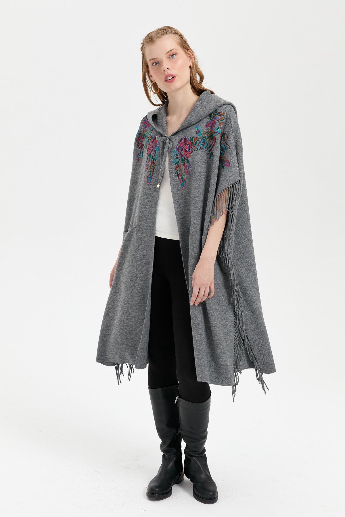 24061Kadın Kapüşonlu Nakış İşlemeli Yanı Püsküllü Panço Füme