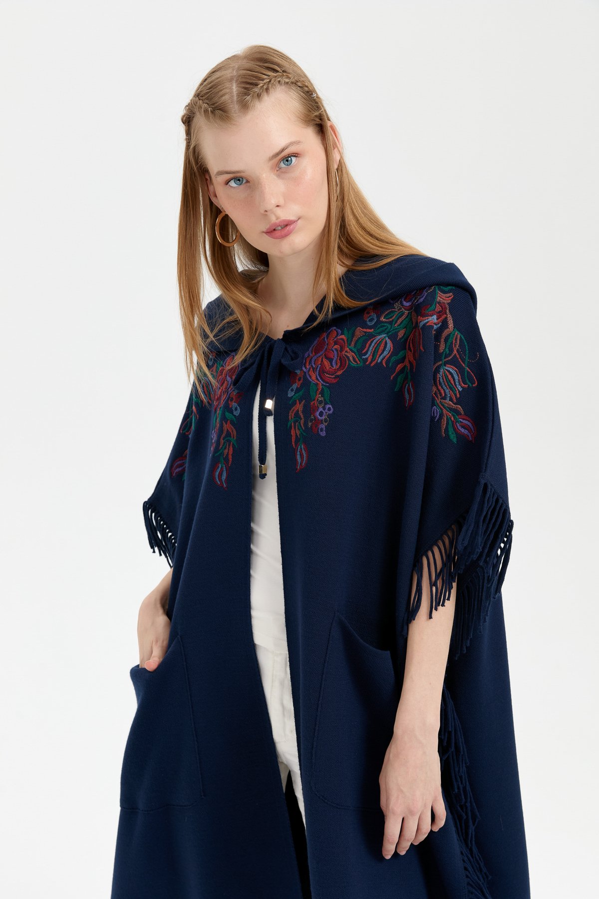 24061Kadın Kapüşonlu Nakış İşlemeli Yanı Püsküllü Panço Lacivert