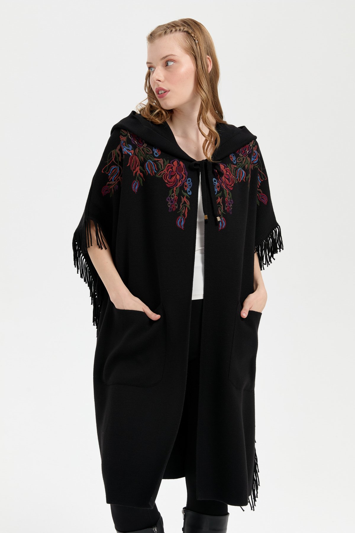24061Kadın Kapüşonlu Nakış İşlemeli Yanı Püsküllü Panço Siyah