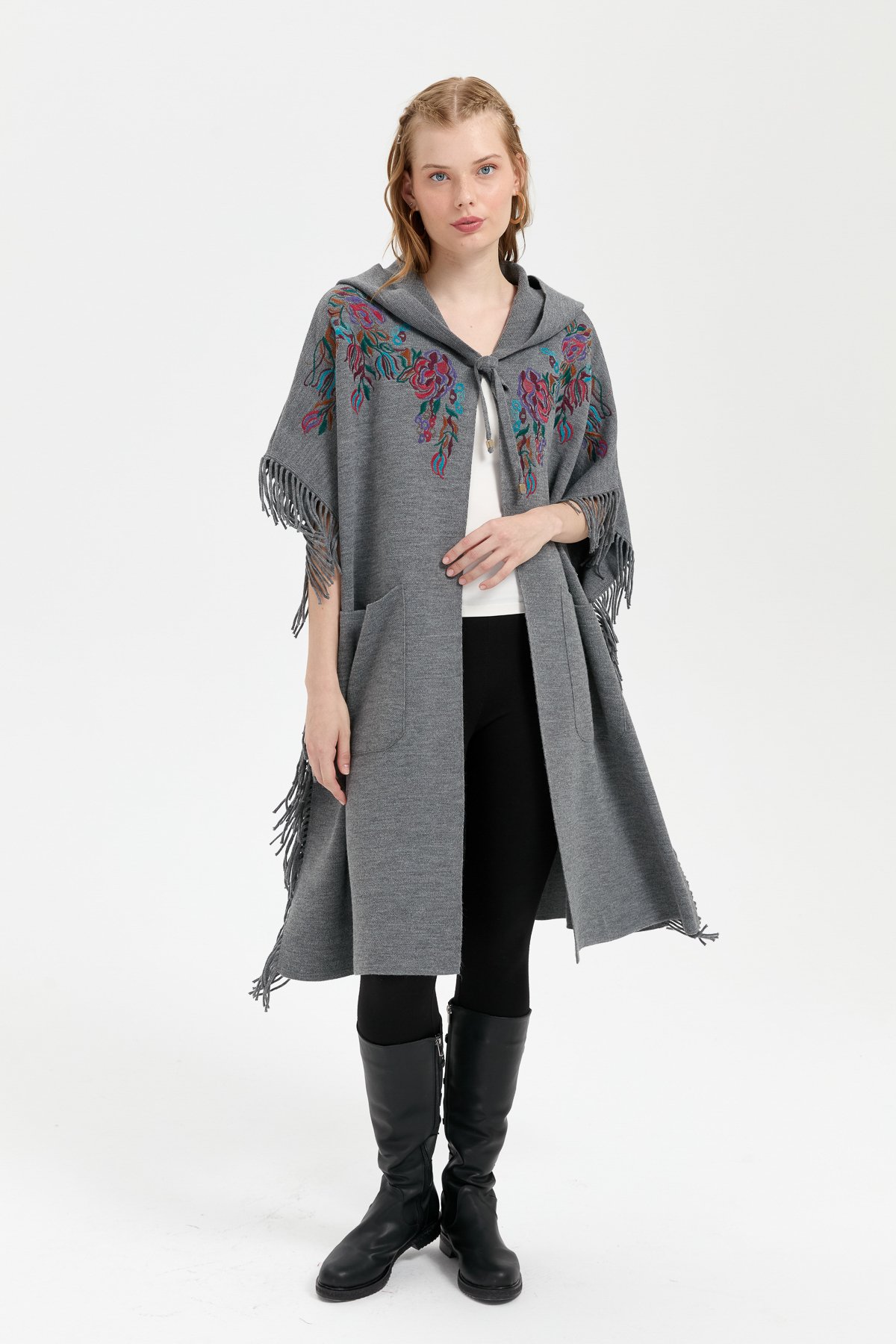 24061Kadın Kapüşonlu Nakış İşlemeli Yanı Püsküllü Panço Füme