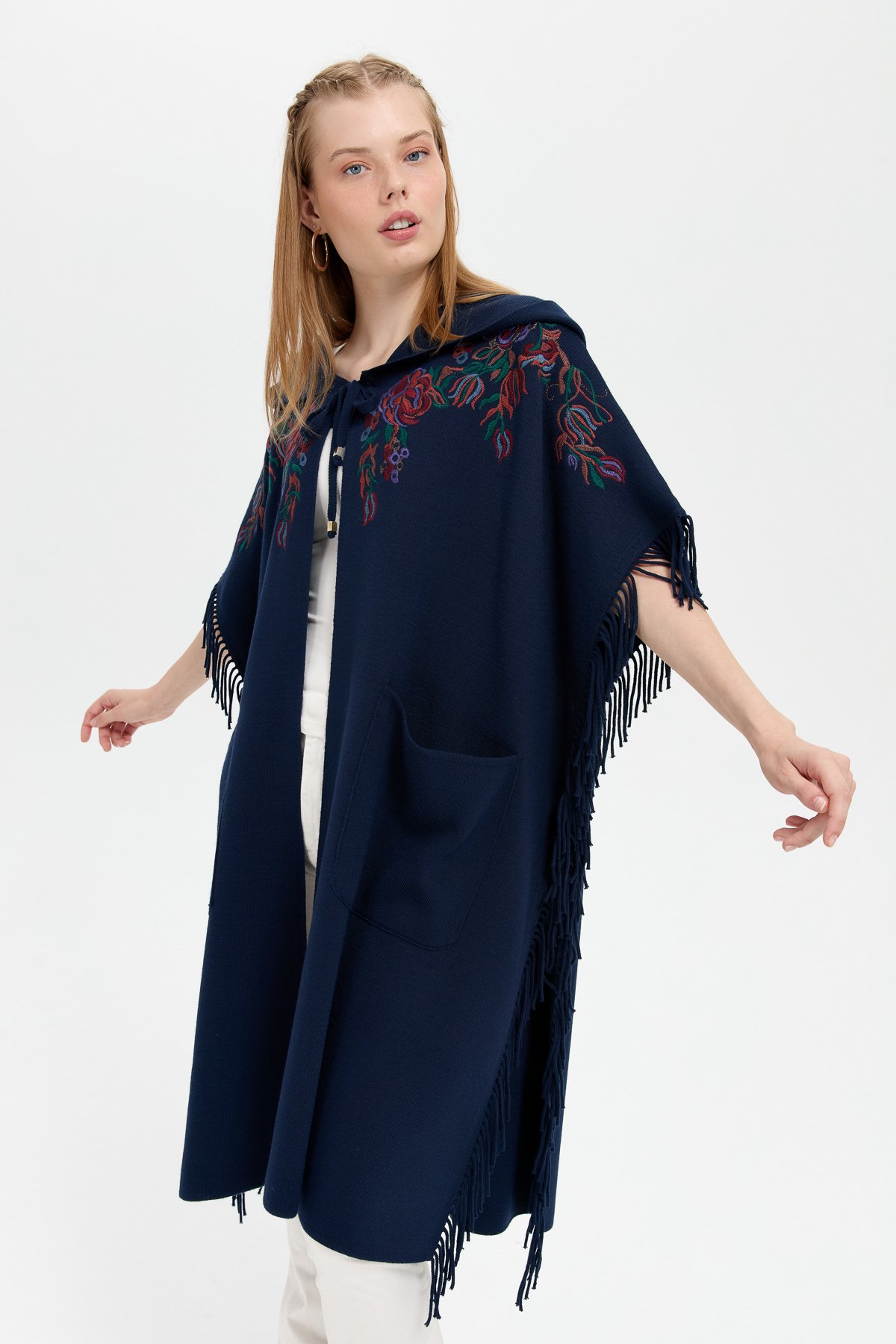 24061Kadın Kapüşonlu Nakış İşlemeli Yanı Püsküllü Panço Lacivert