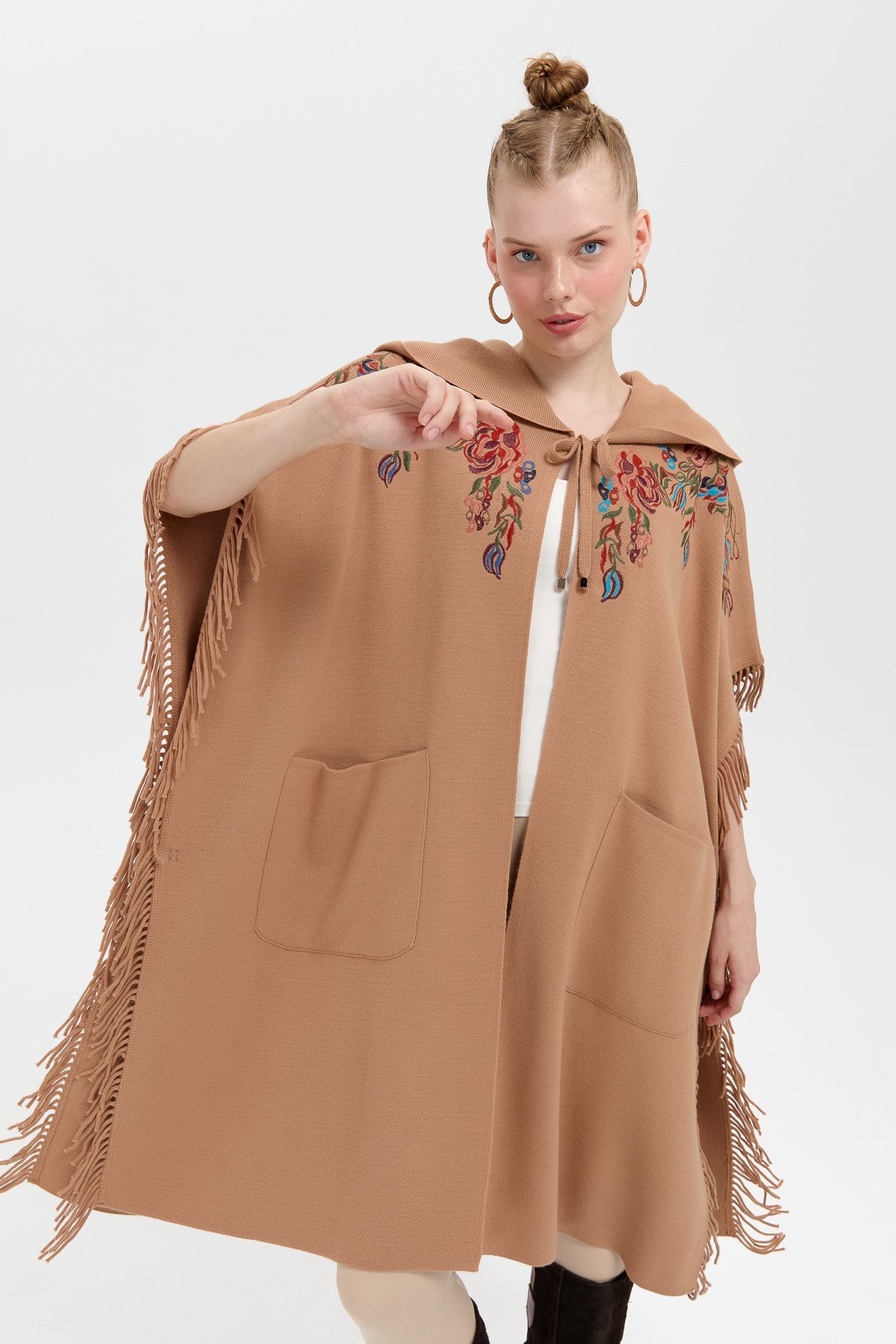 24061Kadın Kapüşonlu Nakış İşlemeli Yanı Püsküllü Panço Biscuit