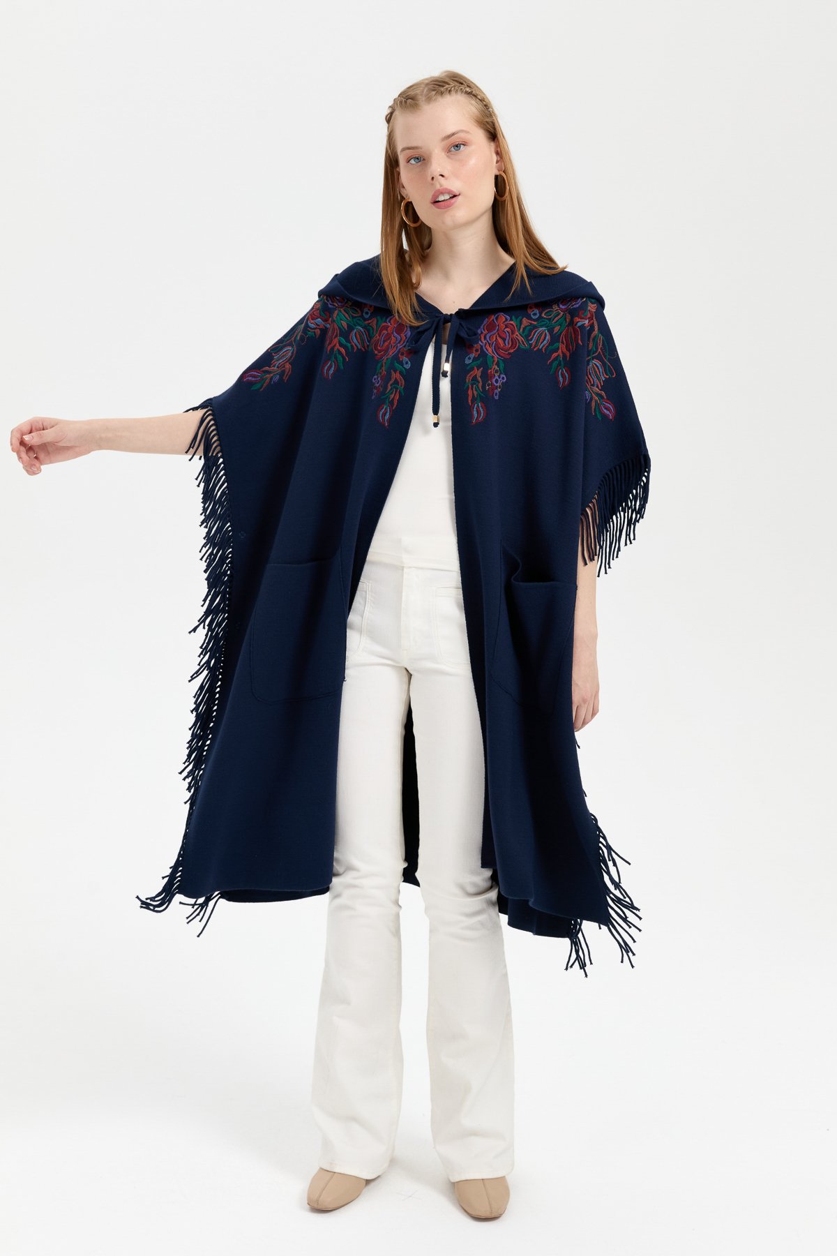 24061Kadın Kapüşonlu Nakış İşlemeli Yanı Püsküllü Panço Lacivert