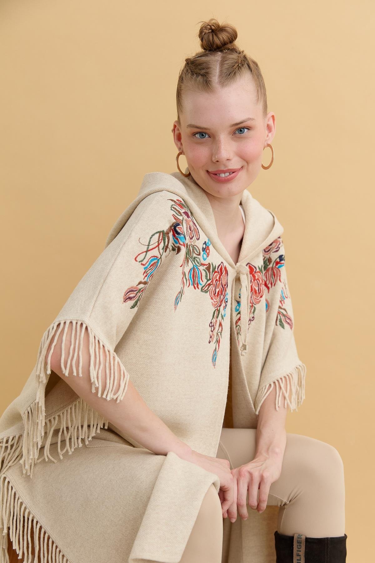 24061Kadın Kapüşonlu Nakış İşlemeli Yanı Püsküllü Panço T.Melanj