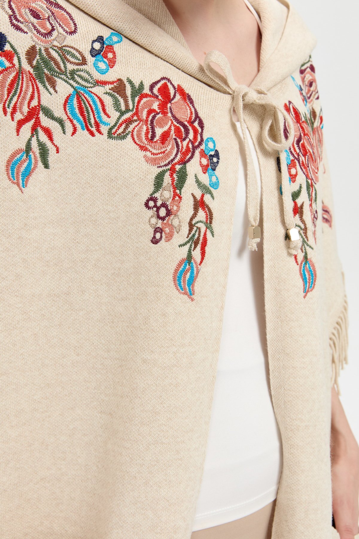 24061Kadın Kapüşonlu Nakış İşlemeli Yanı Püsküllü Panço T.Melanj