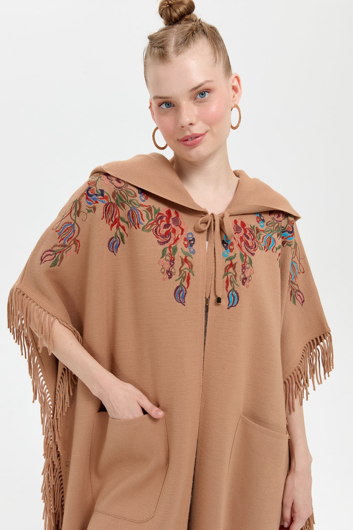 24061Kadın Kapüşonlu Nakış İşlemeli Yanı Püsküllü Panço Biscuit