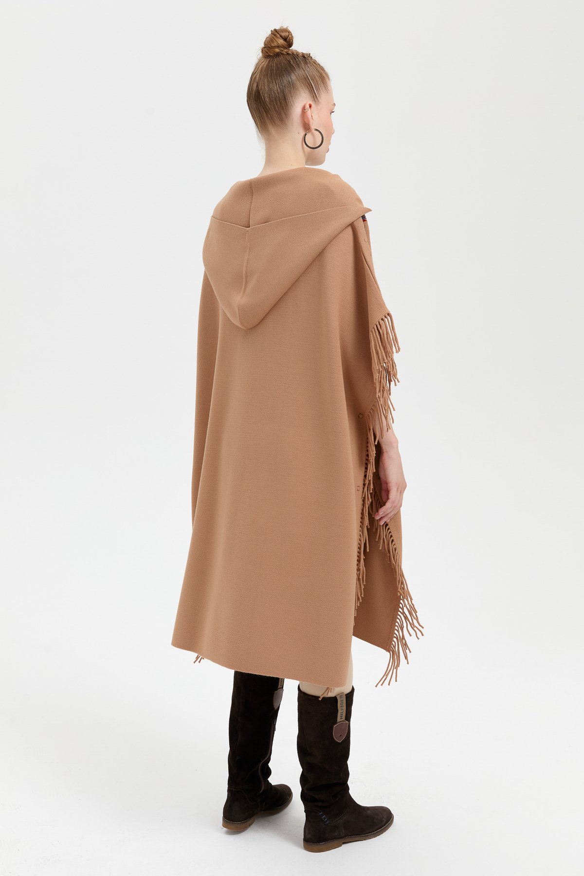 24061Kadın Kapüşonlu Nakış İşlemeli Yanı Püsküllü Panço Biscuit