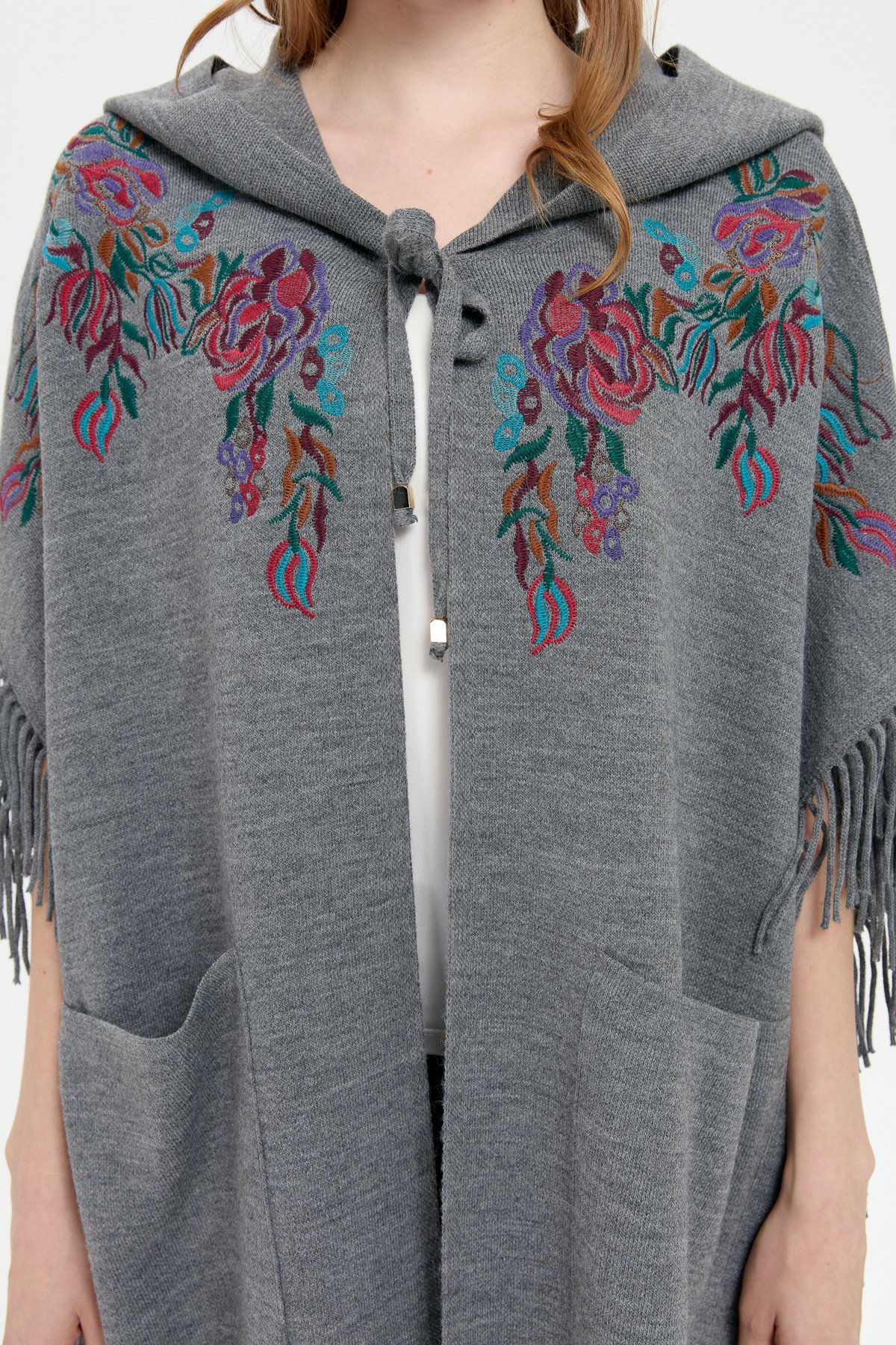 24061Kadın Kapüşonlu Nakış İşlemeli Yanı Püsküllü Panço Füme