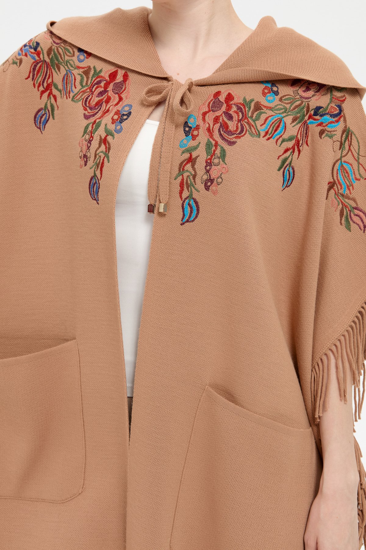 24061Kadın Kapüşonlu Nakış İşlemeli Yanı Püsküllü Panço Biscuit