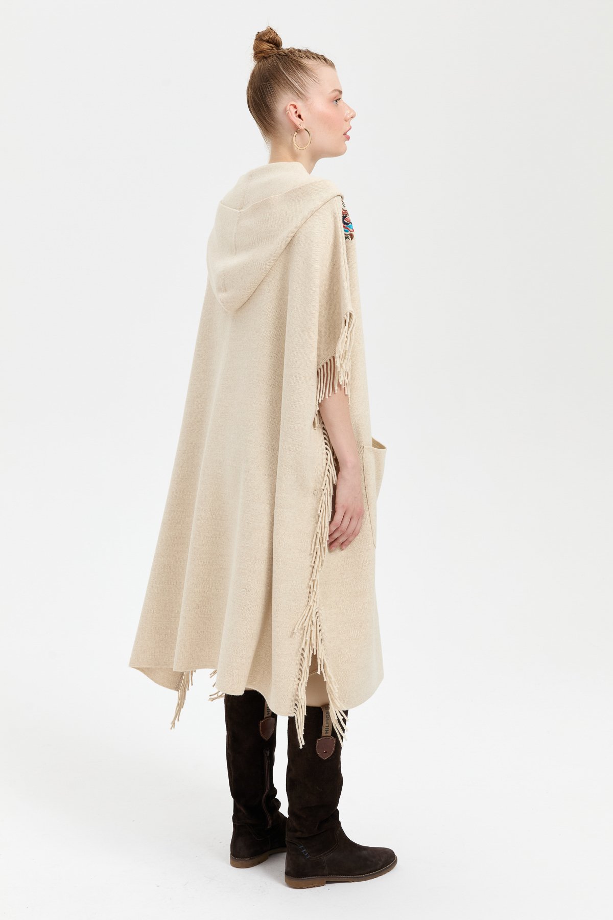 24061Kadın Kapüşonlu Nakış İşlemeli Yanı Püsküllü Panço T.Melanj