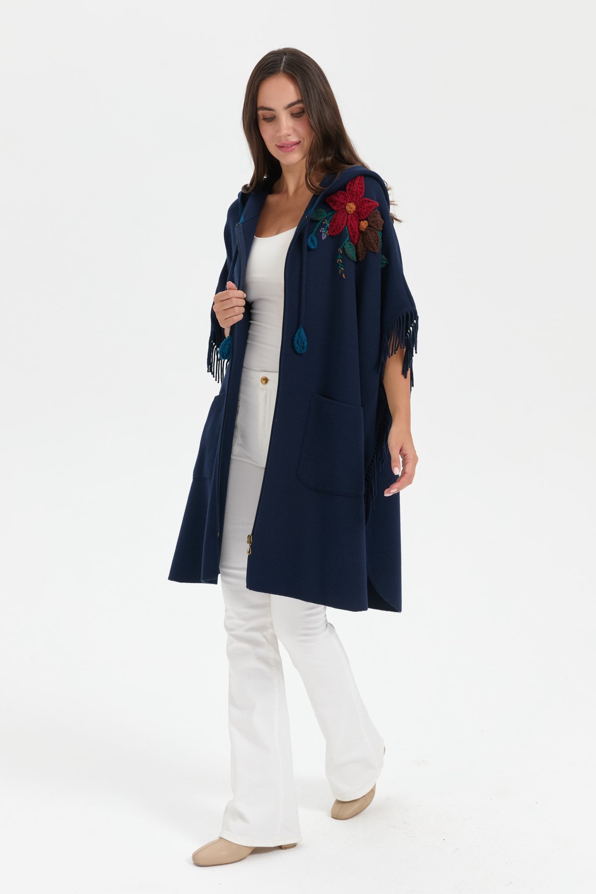 24064Kadın Kapüşonlu Omzu Çiçek İşlemeli Yün Panço Lacivert